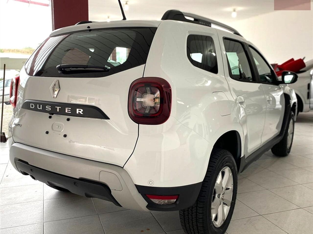 renault duster 1.6 16v sce flex intense xtronic wmimagem14231618920 Muitas pessoas que estão em busca de um SUV atribuem grande importância ao espaço interno e preferem veículos mais altos, que proporcionam viagens mais confortáveis. Felizmente, a geração atual do Duster não apenas atende a essas expectativas, mas também as supera em diversos aspectos