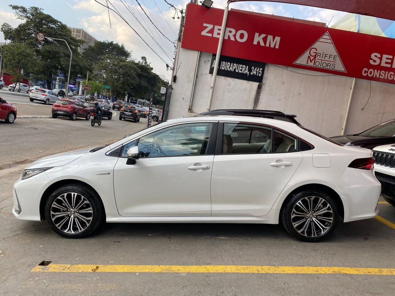 toyota corolla 1.8 vvti hybrid flex altis premium cvt wmimagem10492444263 O sedã oferece um conjunto abrangente de recursos que visam proporcionar uma experiência de condução confortável, segura e conectada. Além disso, o Toyota Corolla tem preços de seguro variando entre R$ 5.641,75 e R$ 8.671,64, dependendo da versão e do plano escolhidos