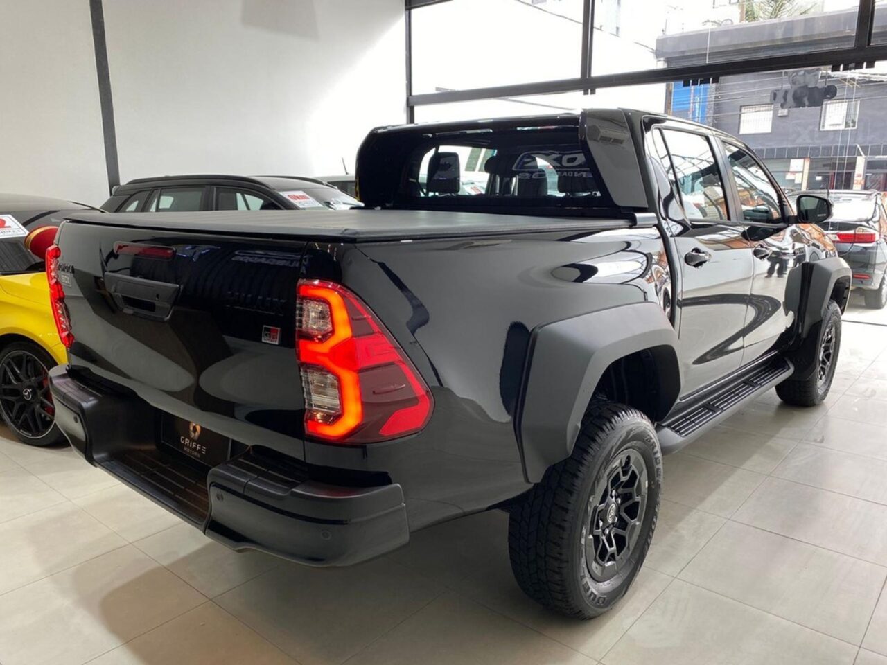 toyota hilux 2.8 d4d turbo diesel cd grs 4x4 automatico wmimagem12365683736 A picape é uma excelente opção para proprietários de áreas rurais. Isso se deve ao fato de que ela atende de maneira precisa às suas necessidades específicas. Combinando agilidade e resistência, ela garante eficiência nos empreendimentos, ao mesmo tempo em que oferece conforto. Além disso, outro ponto a ser destacado é a sua manutenção de baixo custo e alta qualidade, mostrando que esses aspectos não foram negligenciados