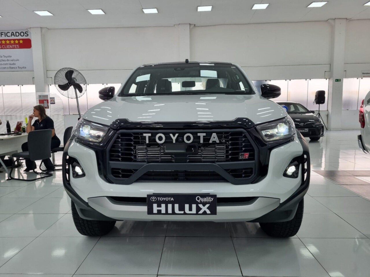 toyota hilux 2.8 d4d turbo diesel cd grs 4x4 automatico wmimagem14193518373 Esta picape é conhecida por sua confiabilidade, durabilidade e desempenho em terrenos acidentados, tornando-se uma excelente opção tanto para o trabalho quanto para o lazer. A Toyota Hilux está disponível em oito versões de acabamento, com preços que variam de R$ 219.090 a R$ 372.890