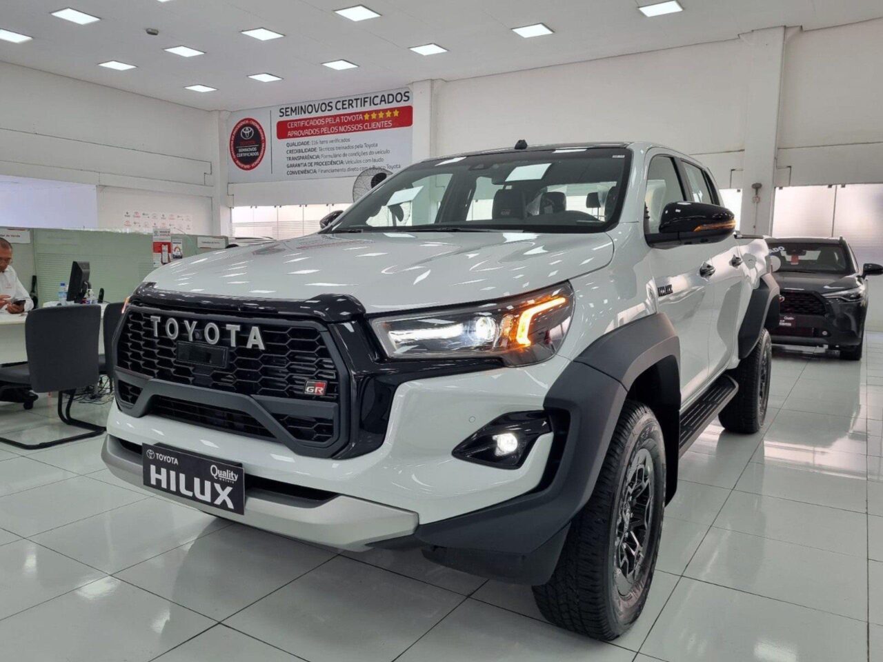 toyota hilux 2.8 d4d turbo diesel cd grs 4x4 automatico wmimagem14193572236 1 Esta picape é conhecida por sua confiabilidade, durabilidade e desempenho em terrenos acidentados, tornando-se uma excelente opção tanto para o trabalho quanto para o lazer. A Toyota Hilux está disponível em oito versões de acabamento, com preços que variam de R$ 219.090 a R$ 372.890