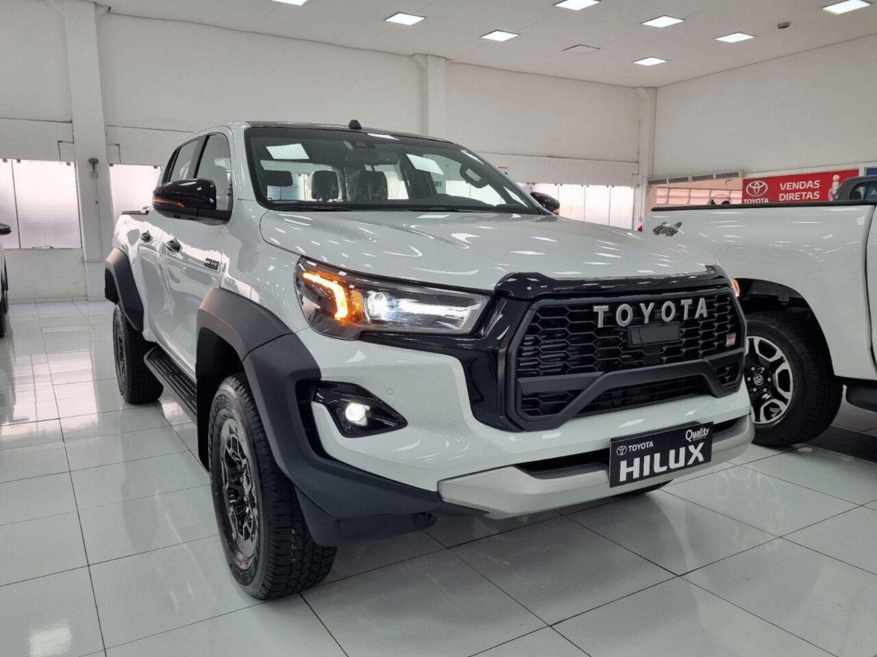 toyota hilux 2.8 d4d turbo diesel cd grs 4x4 automatico wmimagem14193629422 Esta picape é conhecida por sua confiabilidade, durabilidade e desempenho em terrenos acidentados, tornando-se uma excelente opção tanto para o trabalho quanto para o lazer. A Toyota Hilux está disponível em oito versões de acabamento, com preços que variam de R$ 219.090 a R$ 372.890