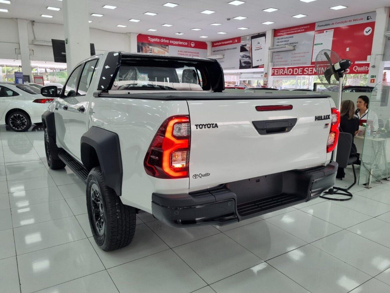 toyota hilux 2.8 d4d turbo diesel cd grs 4x4 automatico wmimagem14193774398 Esta picape é conhecida por sua confiabilidade, durabilidade e desempenho em terrenos acidentados, tornando-se uma excelente opção tanto para o trabalho quanto para o lazer. A Toyota Hilux está disponível em oito versões de acabamento, com preços que variam de R$ 219.090 a R$ 372.890