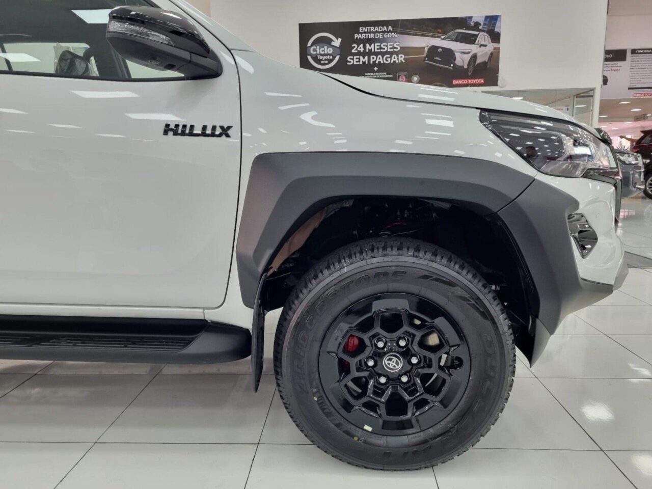 toyota hilux 2.8 d4d turbo diesel cd grs 4x4 automatico wmimagem14193952484 Esta picape é conhecida por sua confiabilidade, durabilidade e desempenho em terrenos acidentados, tornando-se uma excelente opção tanto para o trabalho quanto para o lazer. A Toyota Hilux está disponível em oito versões de acabamento, com preços que variam de R$ 219.090 a R$ 372.890