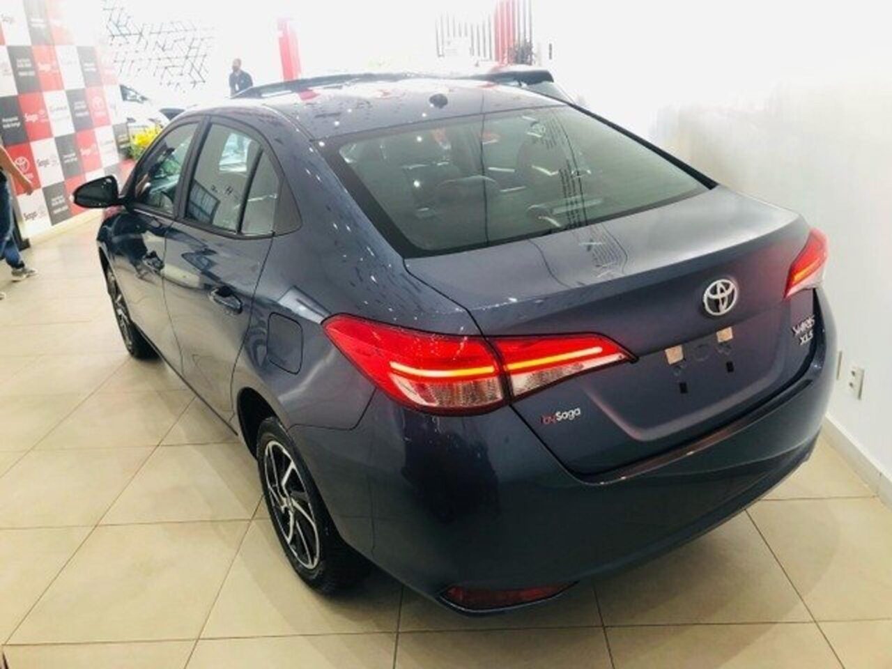 toyota yaris 1.5 16v flex sedan xls multidrive wmimagem16405734827 O sedã está disponível em três versões de acabamento destinadas a vendas diretas para taxistas e pessoas com deficiência, com descontos que podem chegar a R$ 26.430