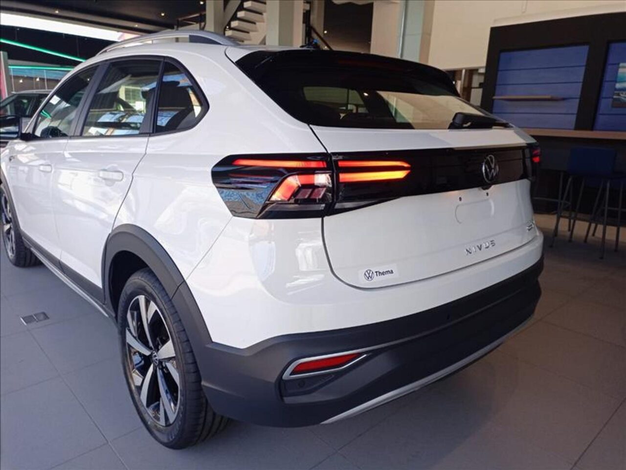 volkswagen nivus 1.0 200 tsi total flex highline automatico wmimagem12031965955 O SUV destaca-se pelo seu design diferenciado, apresentando uma traseira mais inclinada que lhe confere um ar de SUV coupé. Além disso, o Volkswagen Nivus Comfortline está oferecendo um desconto atrativo de R$ 18.570,95 para pessoas com deficiência (PcD)