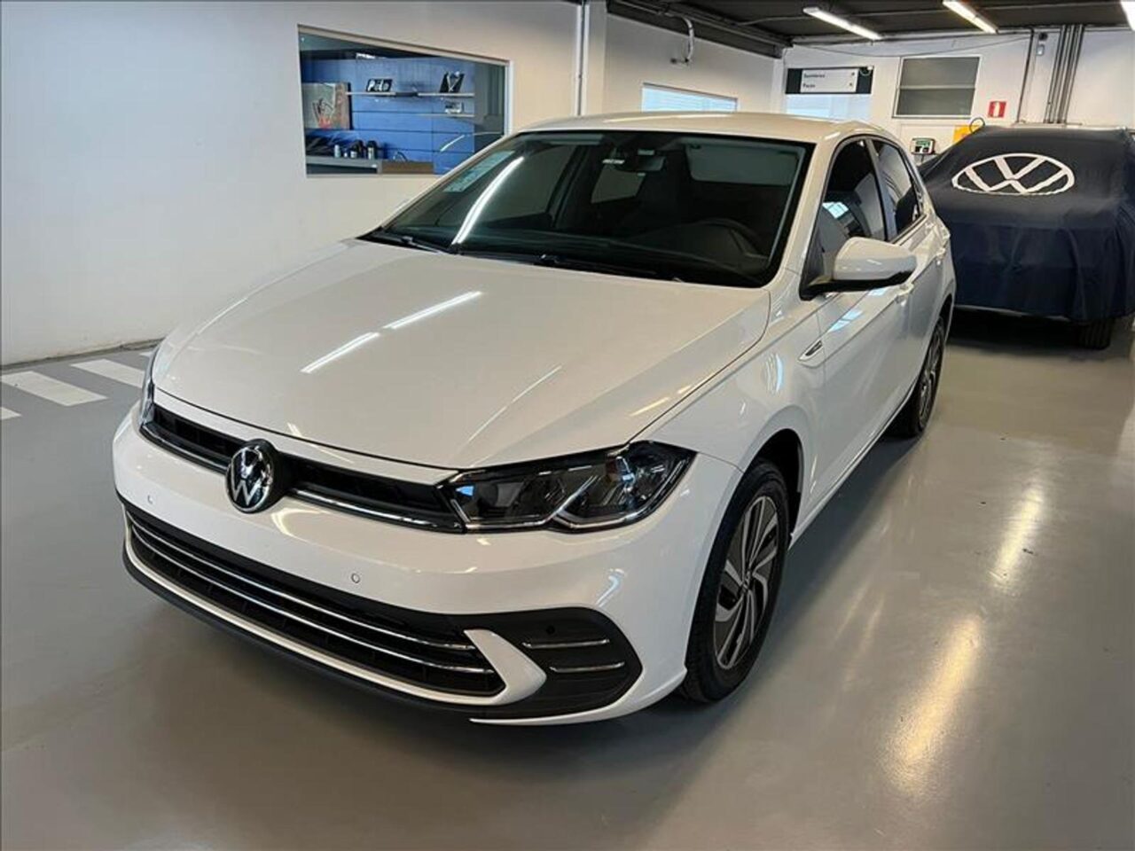 volkswagen polo 1.0 170 tsi highline automatico wmimagem17220722846 1 O hatch vem com uma série de equipamentos de alta tecnologia, projetados para oferecer aos usuários uma experiência excepcional ao dirigir. Além disso, o Volkswagen Polo está disponível em seis versões de acabamento, apresentando um bom custo-benefício na maioria delas