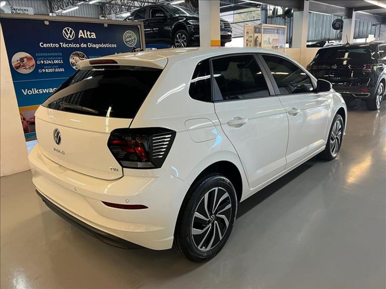 volkswagen polo 1.0 170 tsi highline automatico wmimagem17221435929 O hatch vem com uma série de equipamentos de alta tecnologia, projetados para oferecer aos usuários uma experiência excepcional ao dirigir. Além disso, o Volkswagen Polo está disponível em seis versões de acabamento, apresentando um bom custo-benefício na maioria delas