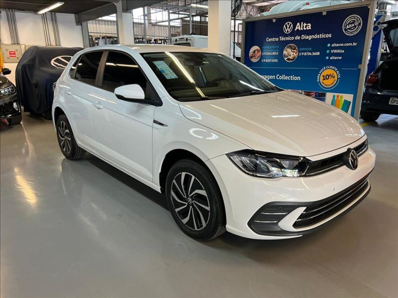 volkswagen polo 1.0 170 tsi highline automatico wmimagem17225089548 O hatch vem com uma série de equipamentos de alta tecnologia, projetados para oferecer aos usuários uma experiência excepcional ao dirigir. Além disso, o Volkswagen Polo está disponível em seis versões de acabamento, apresentando um bom custo-benefício na maioria delas