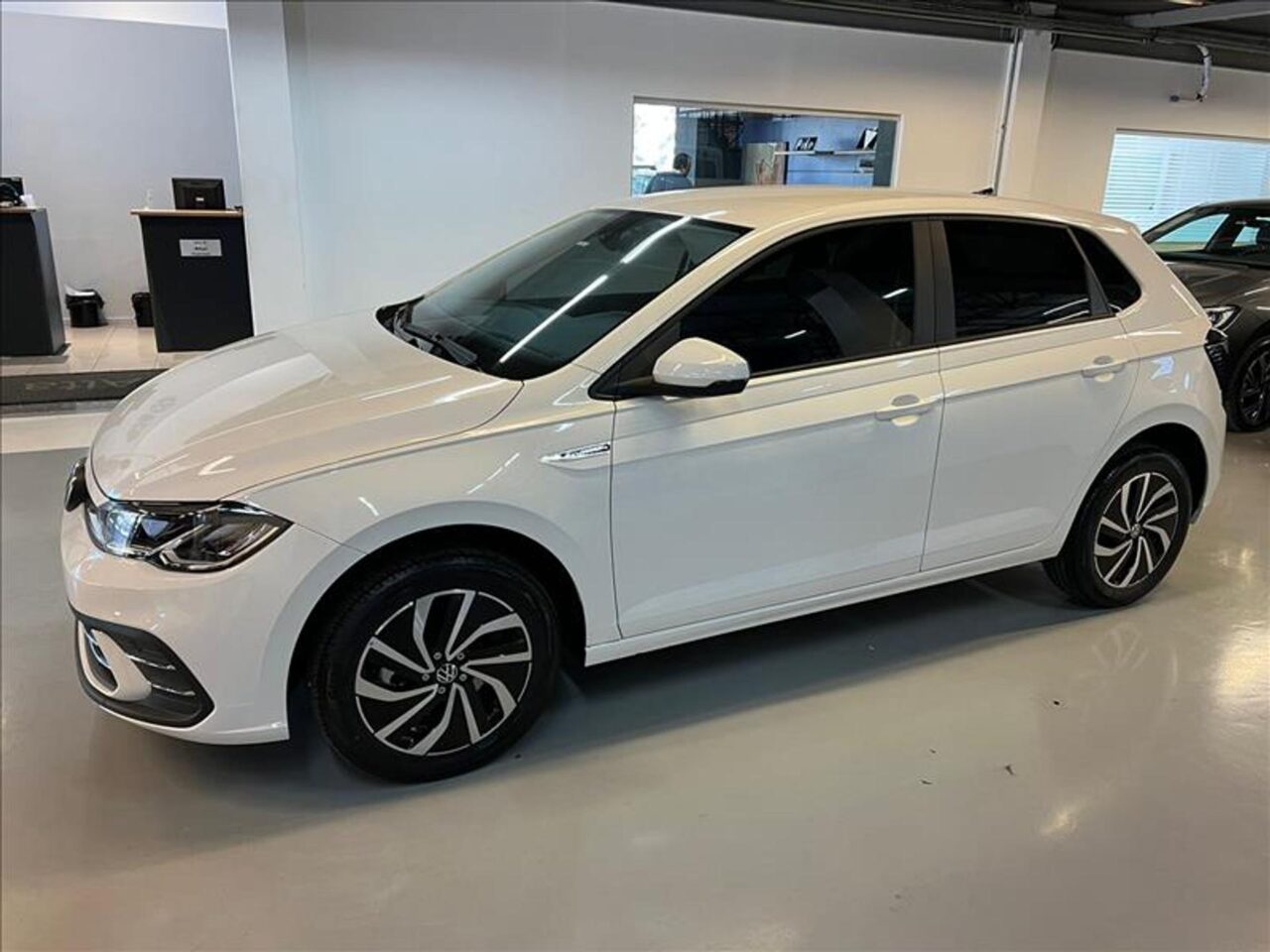 volkswagen polo 1.0 170 tsi highline automatico wmimagem17225505054 O hatch vem com uma série de equipamentos de alta tecnologia, projetados para oferecer aos usuários uma experiência excepcional ao dirigir. Além disso, o Volkswagen Polo está disponível em seis versões de acabamento, apresentando um bom custo-benefício na maioria delas