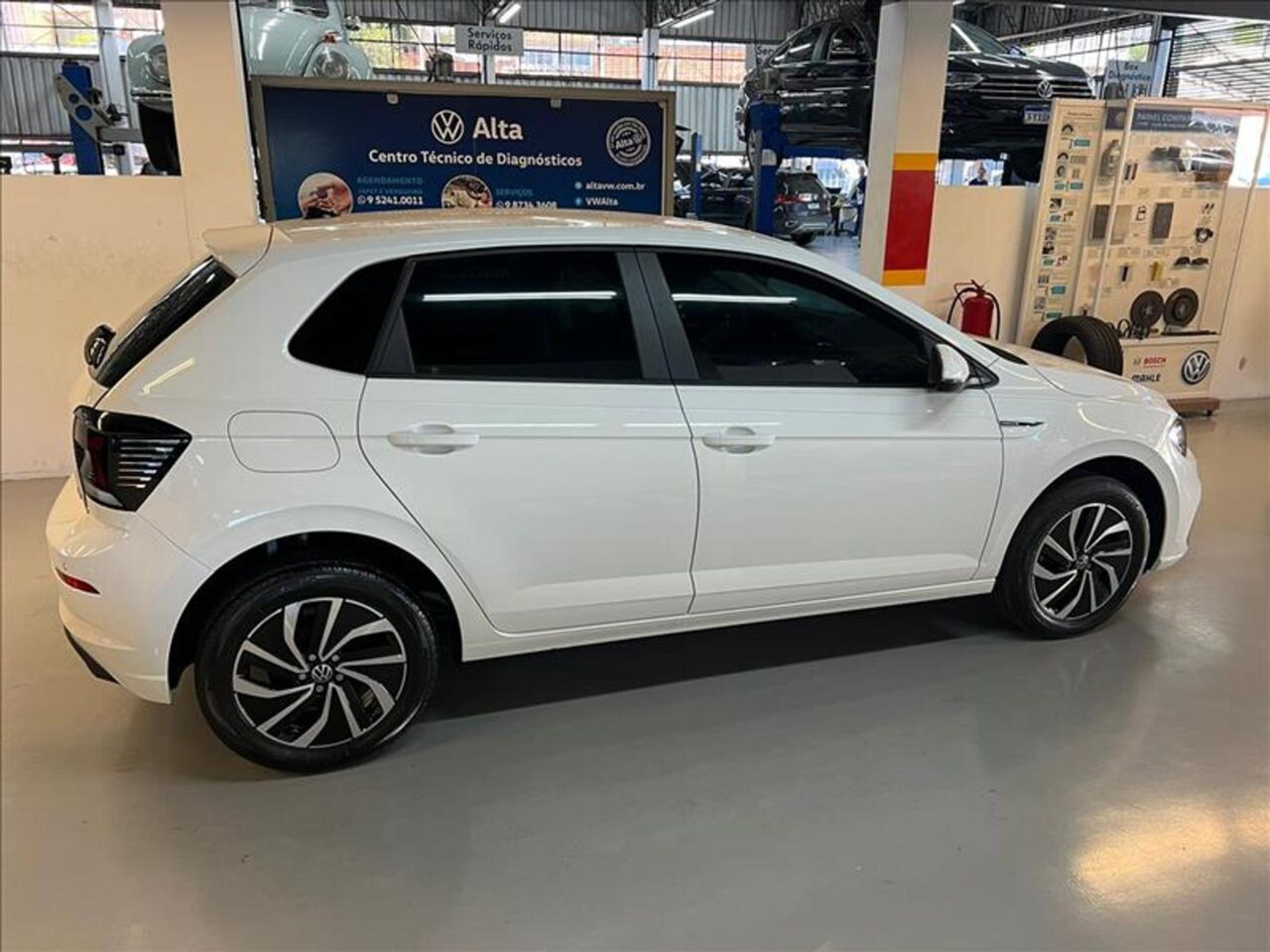 volkswagen polo 1.0 170 tsi highline automatico wmimagem1722571959 1 O hatch vem com uma série de equipamentos de alta tecnologia, projetados para oferecer aos usuários uma experiência excepcional ao dirigir. Além disso, o Volkswagen Polo está disponível em seis versões de acabamento, apresentando um bom custo-benefício na maioria delas