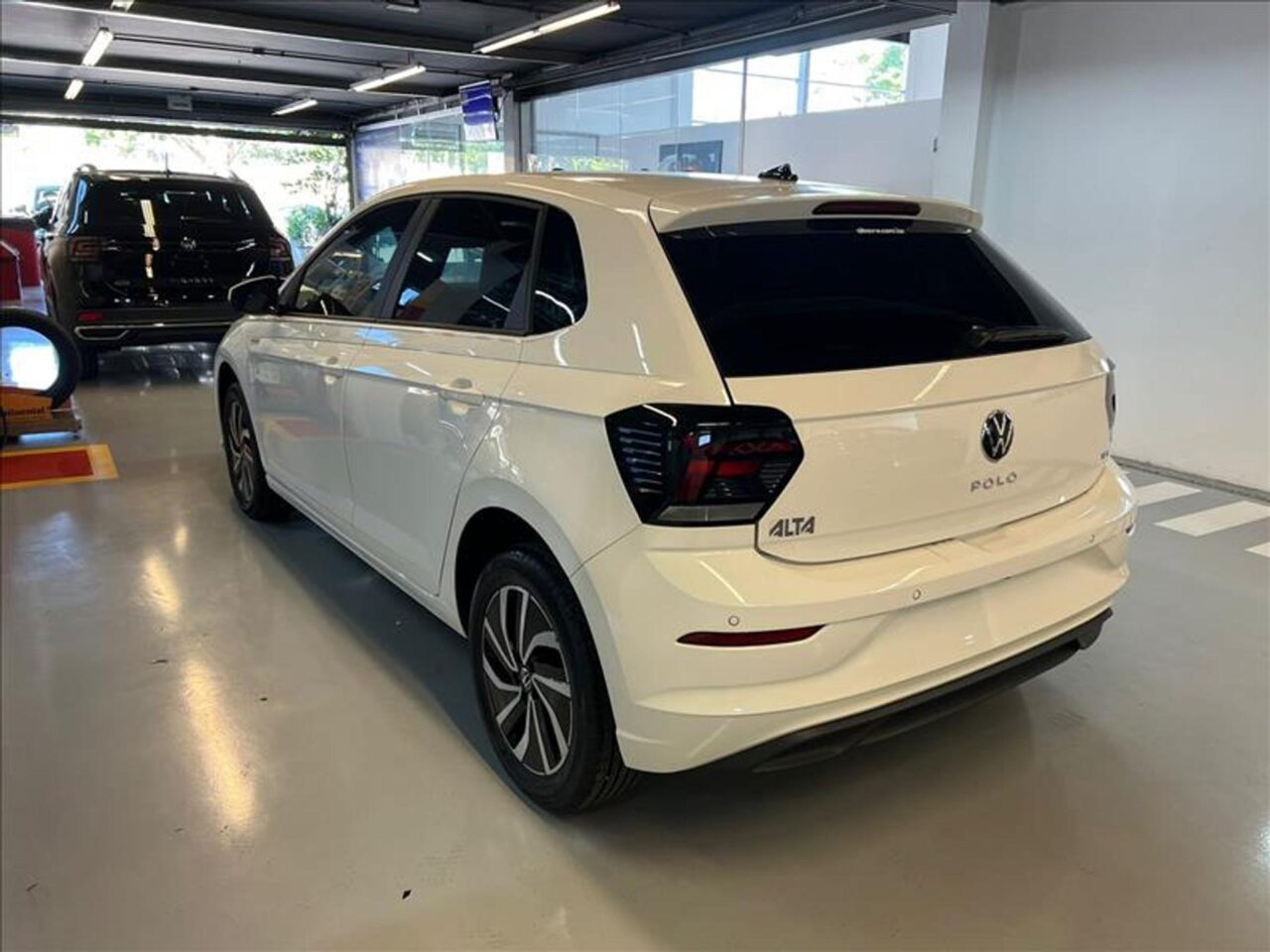 volkswagen polo 1.0 170 tsi highline automatico wmimagem17225913711 O hatch vem com uma série de equipamentos de alta tecnologia, projetados para oferecer aos usuários uma experiência excepcional ao dirigir. Além disso, o Volkswagen Polo está disponível em seis versões de acabamento, apresentando um bom custo-benefício na maioria delas