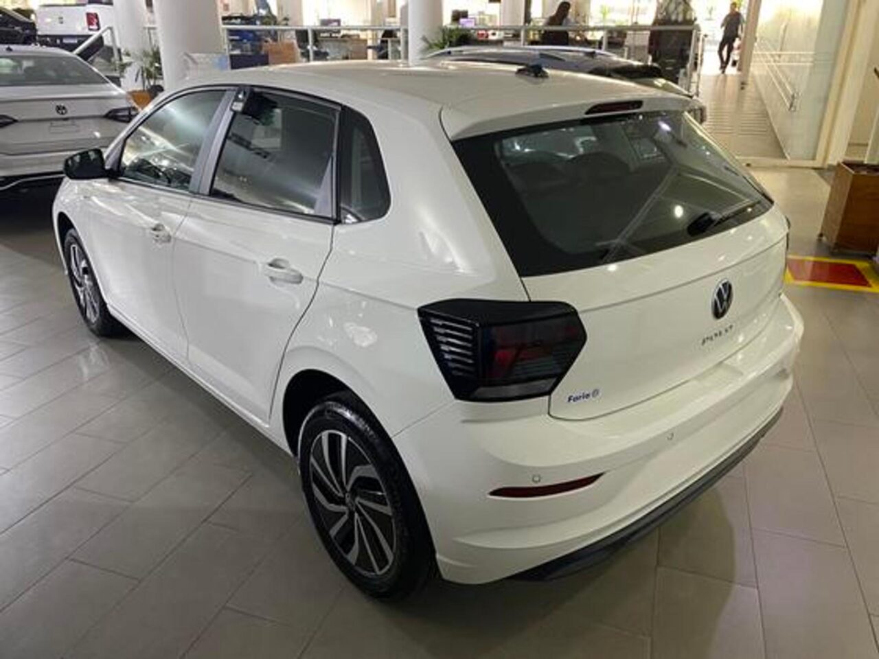 volkswagen polo 1.0 170 tsi highline automatico wmimagem17595028474 O hatch é conhecido por sua versatilidade, eficiência e qualidade de construção sólida. Além disso, o Volkswagen Polo está disponível em três versões de acabamento para pessoas com deficiência (PcD) com descontos generosos