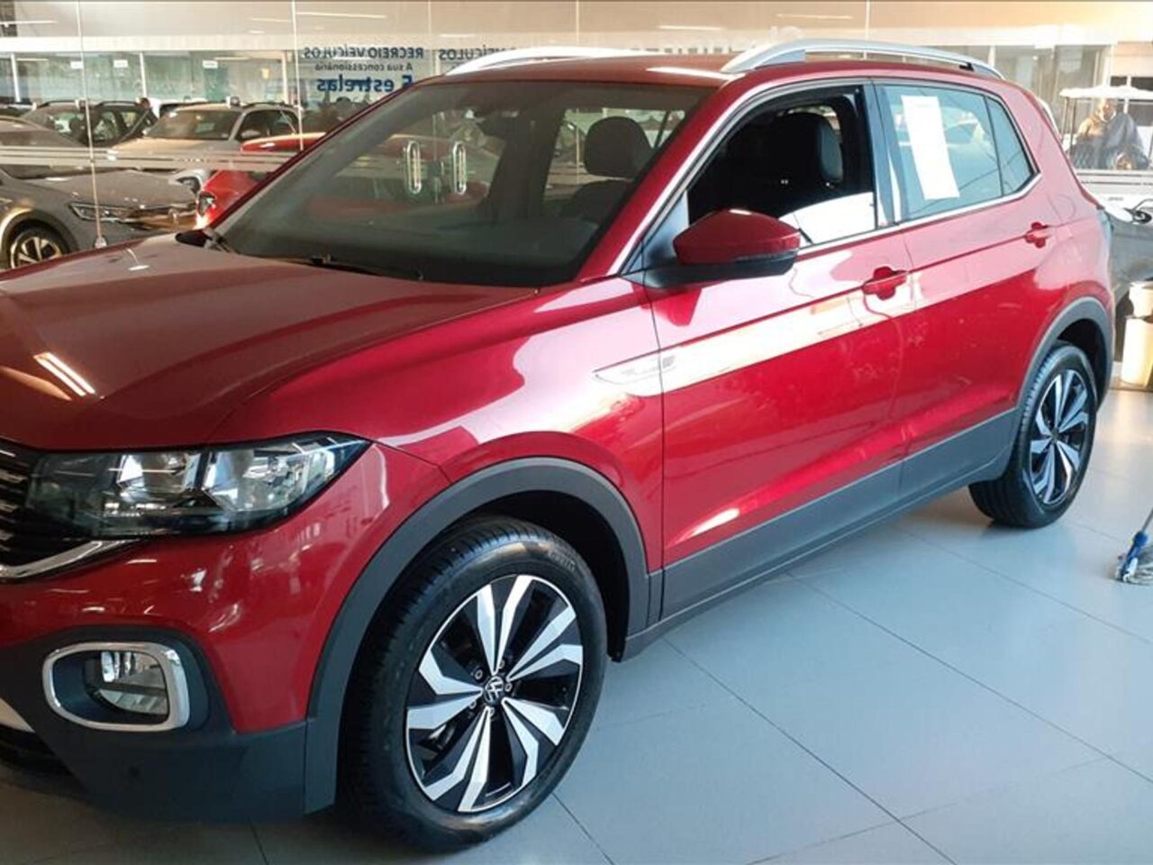 volkswagen tcross 1.4 250 tsi total flex highline automatico wmimagem22255204740 O SUV oferece uma combinação impressionante de segurança, conforto e tecnologia para uma experiência de condução excepcional. Com todos esses recursos, é um veículo que atende às necessidades dos motoristas mais exigentes