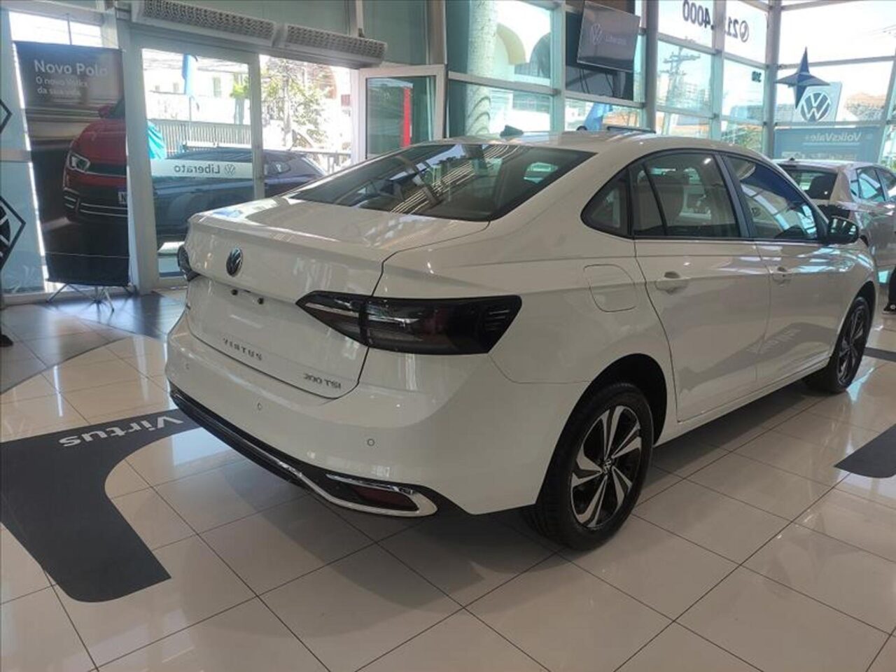 volkswagen virtus 1.0 200 tsi comfortline automatico wmimagem10193279463 O sedã, disponível na versão Highline 200 TSI, oferece descontos especiais exclusivamente para pessoas com deficiência que estão aptas a comprar um carro zero com isenção de tributos