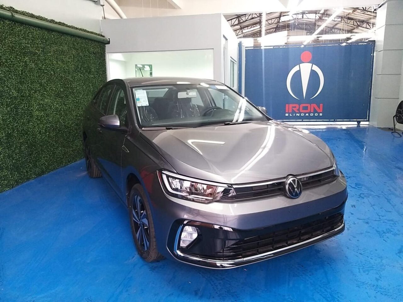 volkswagen virtus 1.0 200 tsi comfortline automatico wmimagem17043636037 O sedã oferece uma ampla variedade de características voltadas para proporcionar conveniência, segurança e tecnologia avançada aos seus usuários. Além disso, o Volkswagen Virtus Comfortline possui um dos maiores porta-malas de sua categoria, amplo espaço interno e uma extensa lista de equipamentos