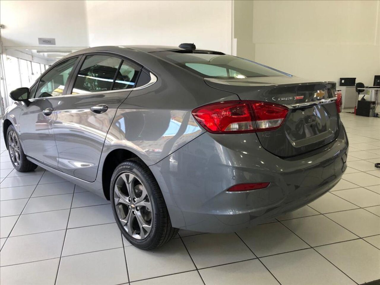 chevrolet cruze 1.4 turbo ltz 16v flex 4p automatico wmimagem14025785570 O sedã oferece uma série de equipamentos para proporcionar uma experiência completa aos seus ocupantes. Além disso, o Chevrolet Cruze 2024 oferece um bom custo-benefício e um preço de seguro mediano, dependendo da seguradora escolhida