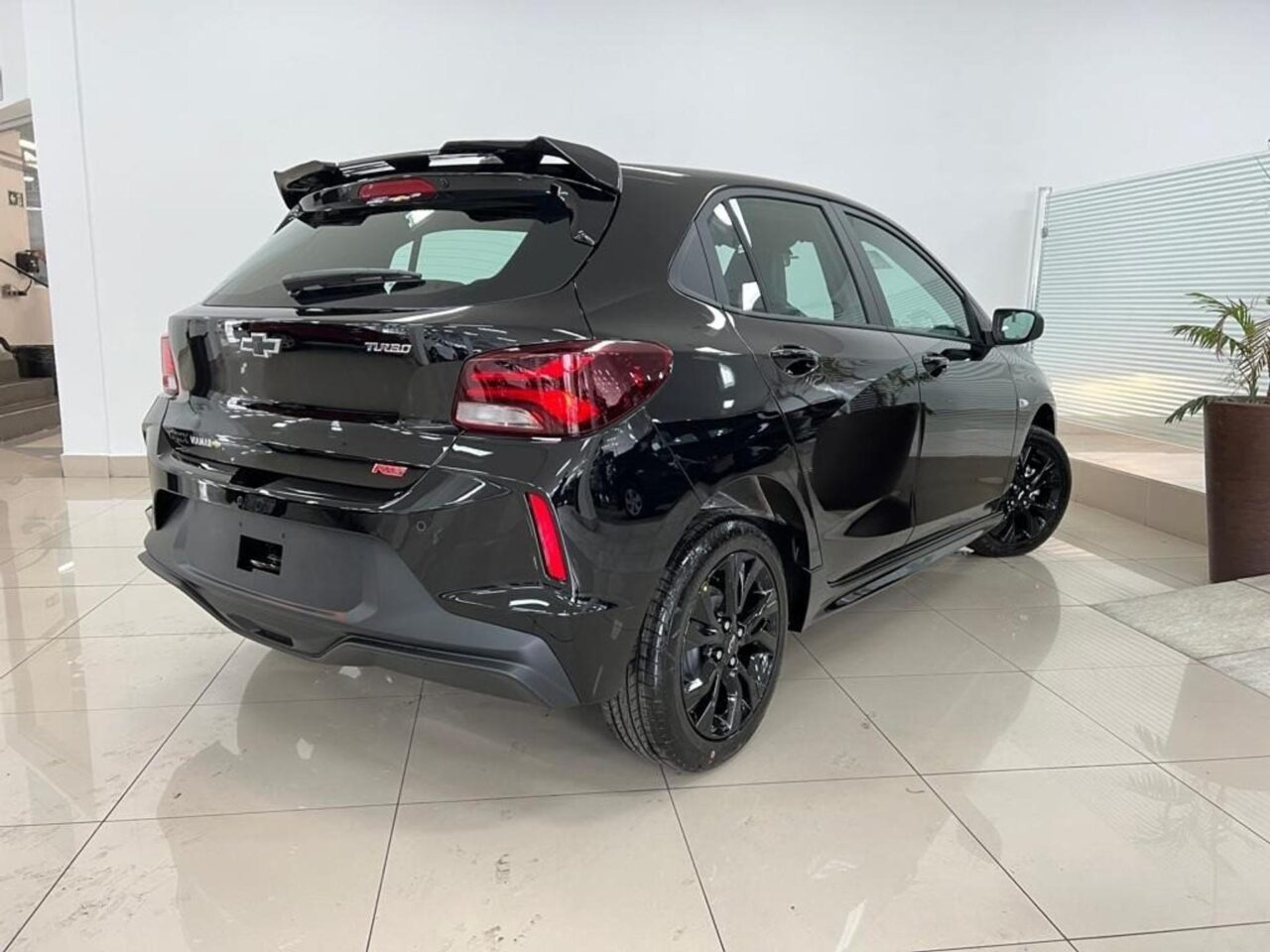 chevrolet onix 1.0 turbo flex rs automatico wmimagem12063090131 O hatch na versão RS tem um estilo esportivo, ou seja, diferencia-se das demais configurações principalmente em aspectos visuais, visto que a motorização permanece a mesma. Além disso, o Onix oferece eficiência energética, uma boa lista de itens e um alto valor de revenda, tornando-o uma opção atraente para os consumidores