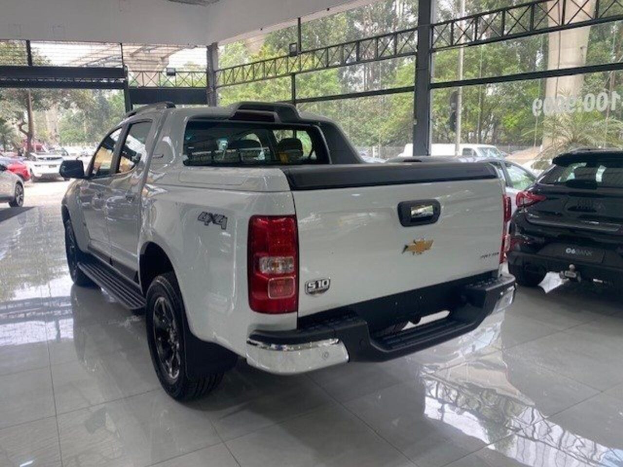 chevrolet s10 2.8 16v turbo diesel high country cd 4x4 automatico wmimagem13013132426 Com um motor 2.8 Turbo Diesel que oferece excelente desempenho, a Chevrolet S10 na versão High Country é a mais bem-equipada dentre todas as versões da picape. Além disso, está com um desconto generoso para empresas e produtores rurais