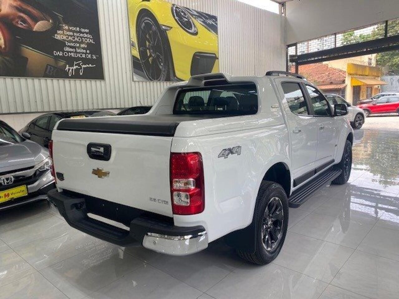 chevrolet s10 2.8 16v turbo diesel high country cd 4x4 automatico wmimagem13013190742 1 Com um motor 2.8 Turbo Diesel que oferece excelente desempenho, a Chevrolet S10 na versão High Country é a mais bem-equipada dentre todas as versões da picape. Além disso, está com um desconto generoso para empresas e produtores rurais