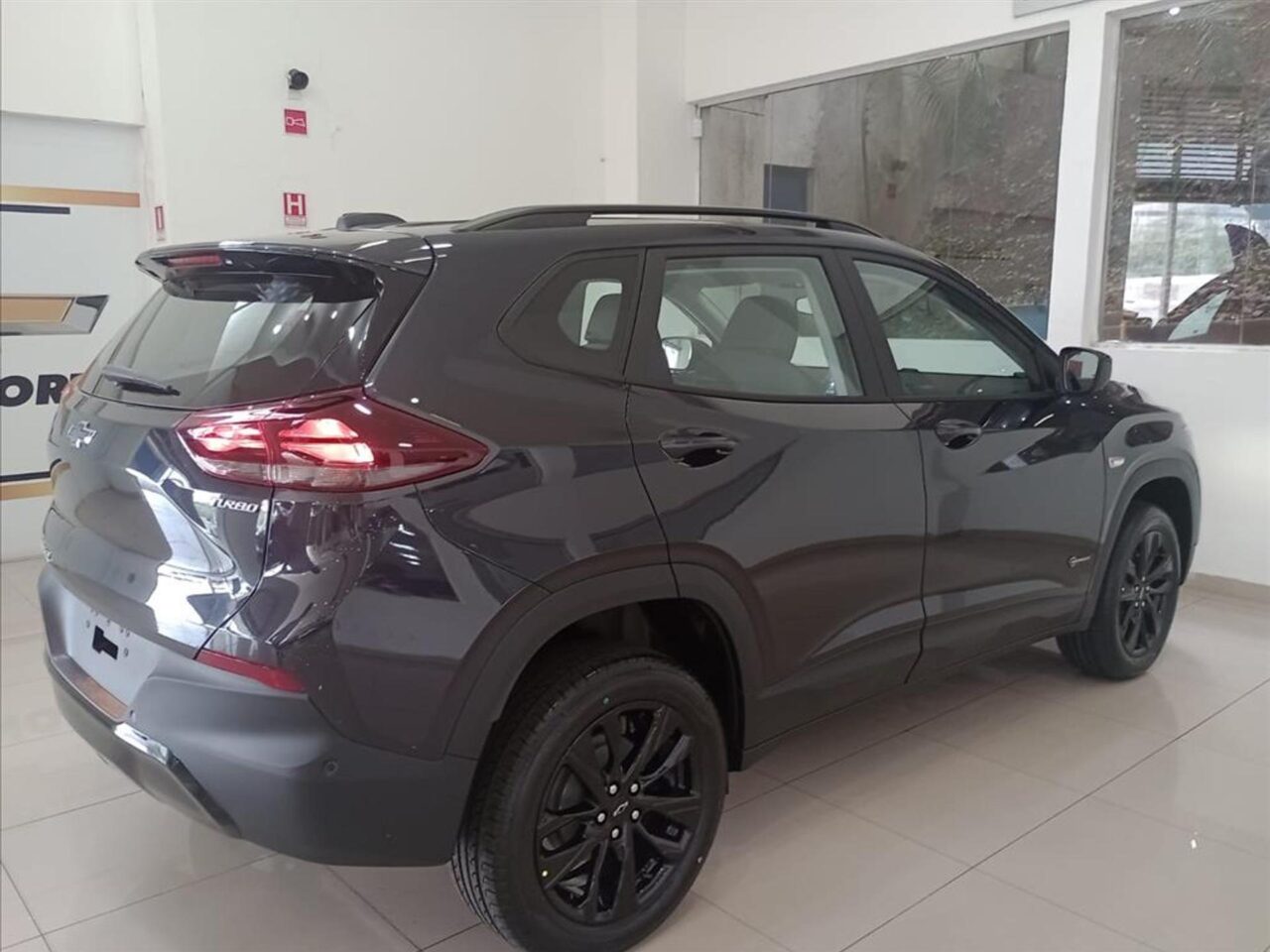 chevrolet tracker 1.0 turbo flex midnight automatico wmimagem08574252985 A versão LT do Chevrolet Tracker é uma excelente escolha para pessoas com deficiência (PcD) que buscam um desconto atrativo, amplo espaço interno e de porta-malas, bem como uma lista completa de equipamentos