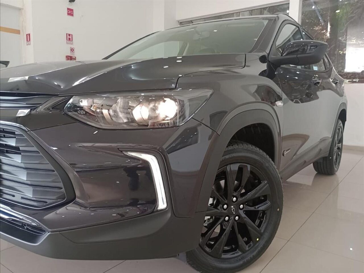 chevrolet tracker 1.0 turbo flex midnight automatico wmimagem08581835117 A versão LT do Chevrolet Tracker é uma excelente escolha para pessoas com deficiência (PcD) que buscam um desconto atrativo, amplo espaço interno e de porta-malas, bem como uma lista completa de equipamentos