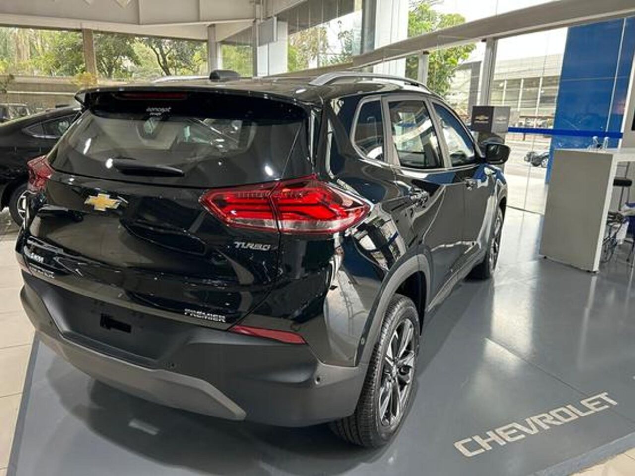 chevrolet tracker 1.2 turbo flex premier automatico wmimagem1755586349 1 O SUV é equipado com uma série de recursos que proporcionam conveniência e segurança ao dirigir. Além disso, o Chevrolet Tracker Premier oferece condições exclusivas para pessoas com deficiência, incluindo desconto de IPI e um bônus adicional de 10%