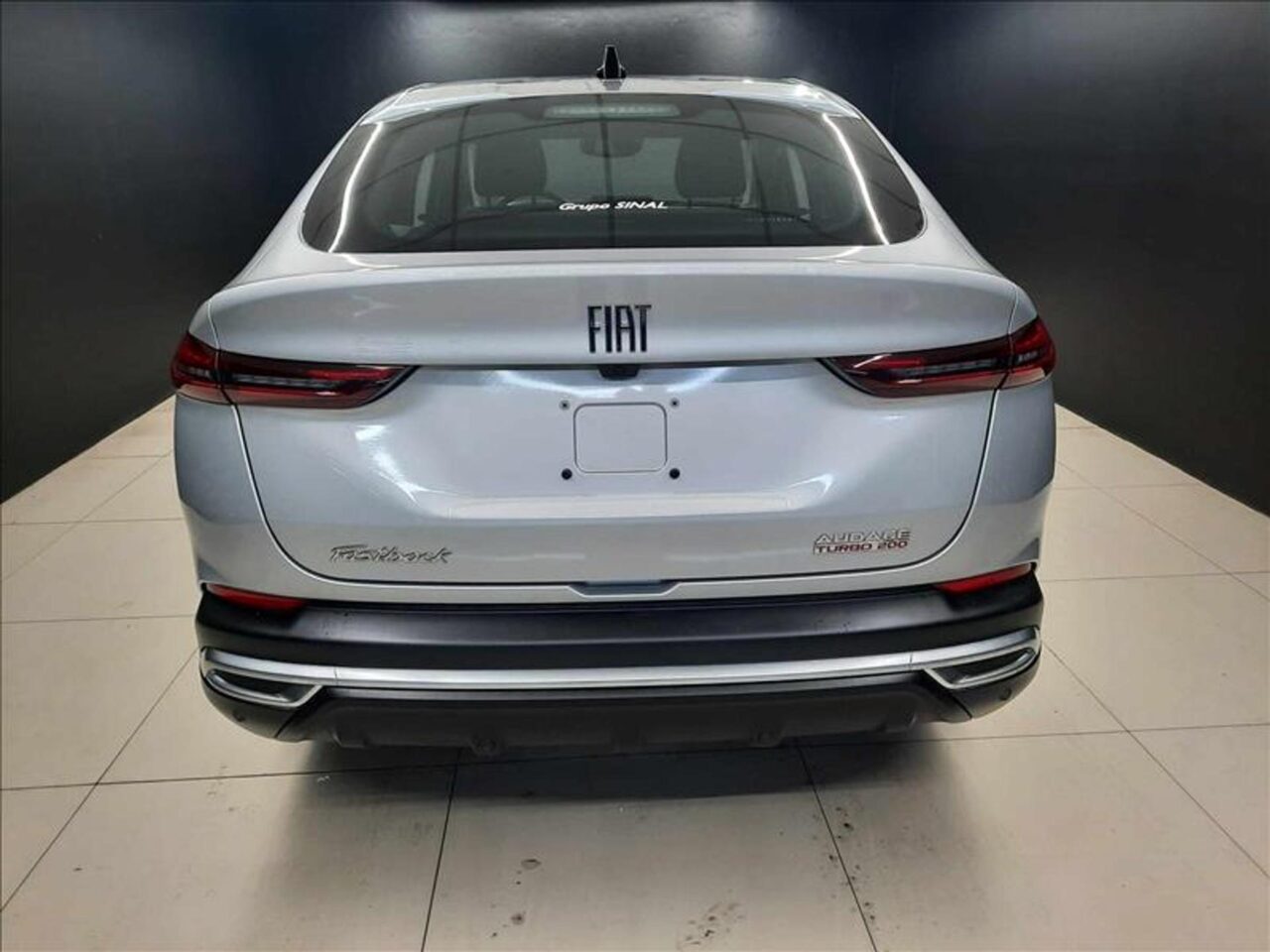 fiat fastback 1.0 turbo 200 flex audace cvt wmimagem15233871664 O SUV possui motores modernos e turbinados, além de manutenção com custos mais acessíveis em comparação à concorrência. Ele oferece bom desempenho e vem bem equipado de fábrica. Ademais, o Fiat Fastback conta com quatro versões disponíveis para vendas diretas, direcionadas a empresas, taxistas e pessoas com deficiência (PcD)