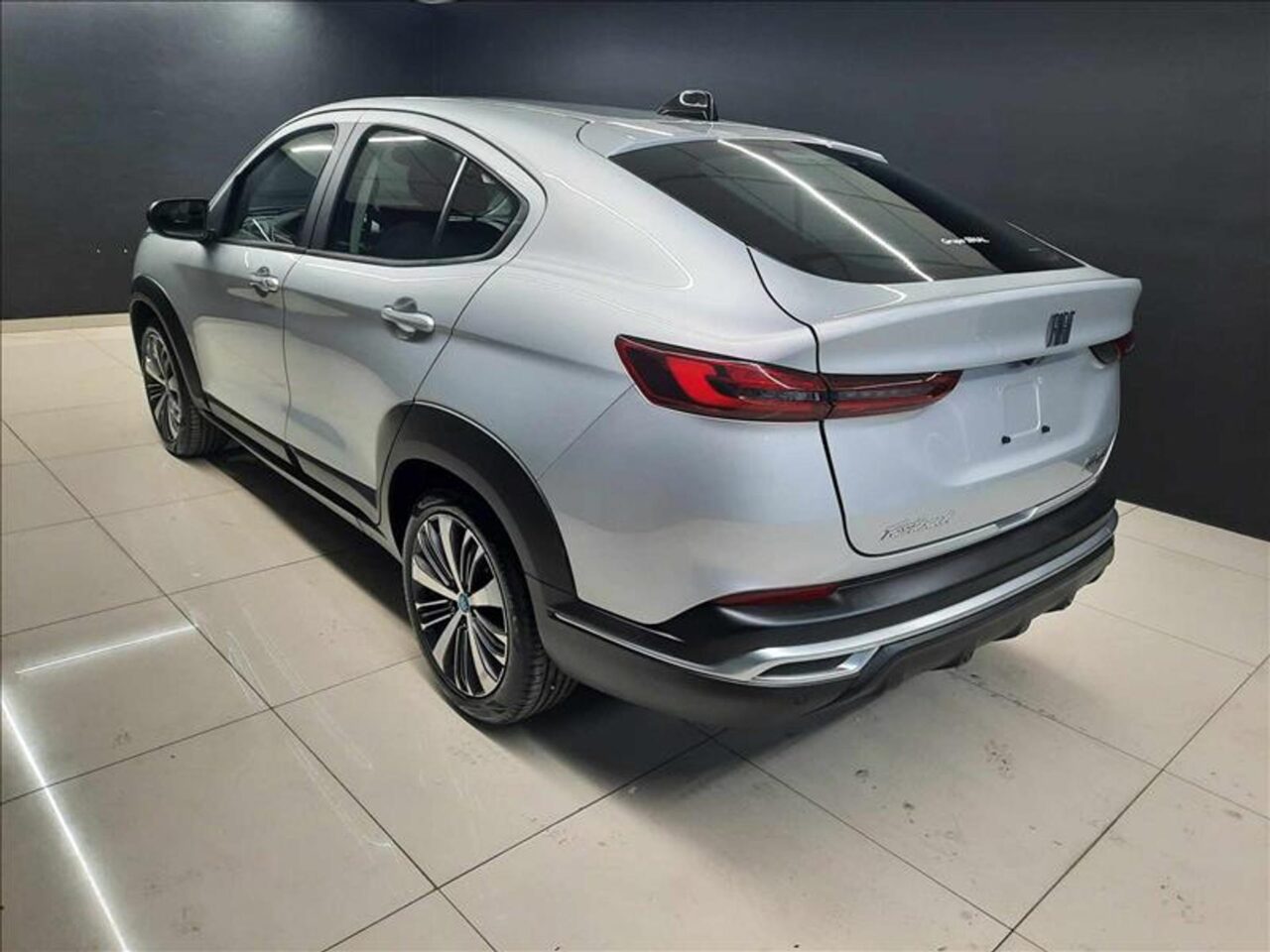 fiat fastback 1.0 turbo 200 flex audace cvt wmimagem15252097621 O SUV possui motores modernos e turbinados, além de manutenção com custos mais acessíveis em comparação à concorrência. Ele oferece bom desempenho e vem bem equipado de fábrica. Ademais, o Fiat Fastback conta com quatro versões disponíveis para vendas diretas, direcionadas a empresas, taxistas e pessoas com deficiência (PcD)