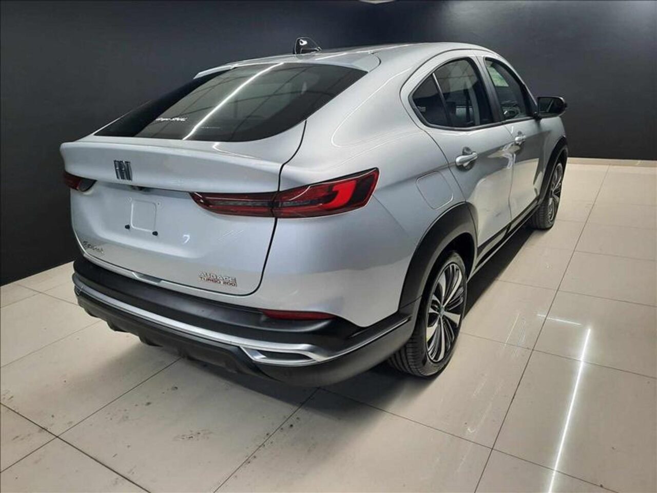 fiat fastback 1.0 turbo 200 flex audace cvt wmimagem15252342362 1 O SUV possui motores modernos e turbinados, além de manutenção com custos mais acessíveis em comparação à concorrência. Ele oferece bom desempenho e vem bem equipado de fábrica. Ademais, o Fiat Fastback conta com quatro versões disponíveis para vendas diretas, direcionadas a empresas, taxistas e pessoas com deficiência (PcD)