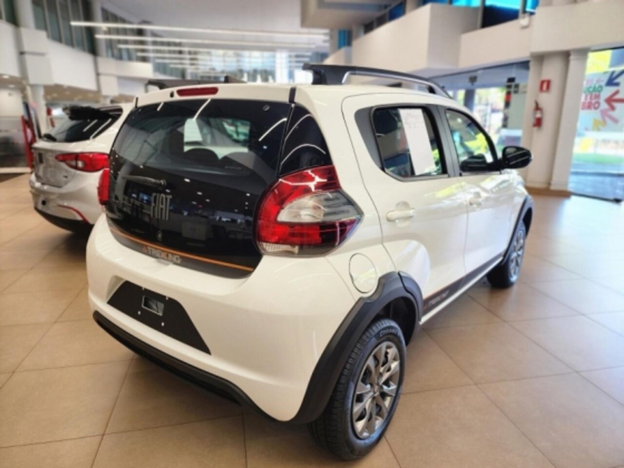 fiat mobi 1.0 evo flex trekking manual wmimagem15351684243 O subcompacto é uma boa opção para pessoas com deficiência que buscam um veículo mais acessível e prático para enfrentar o trânsito urbano. Além disso, o Fiat Mobi Trekking possui uma lista robusta de equipamentos. Embora tenha um porta-malas de capacidade limitada e espaço interno reduzido, é importante considerar sua proposta