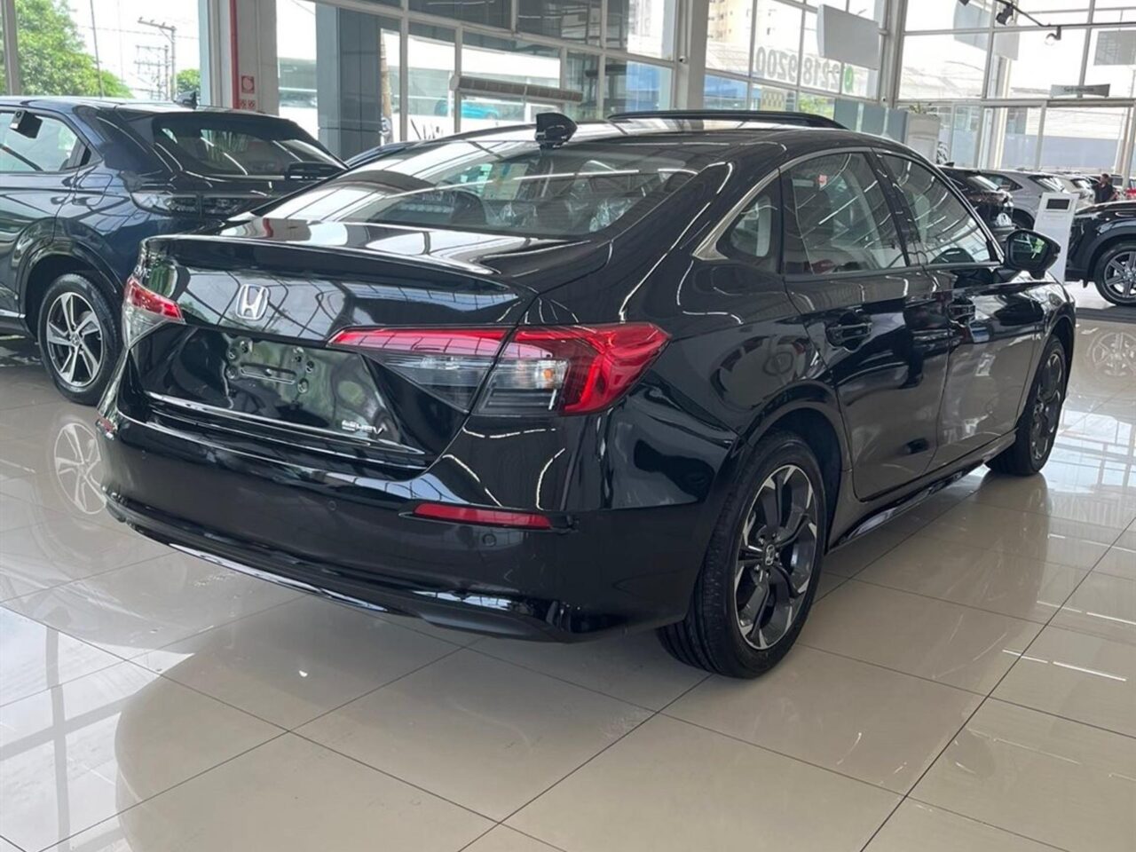 honda civic 2.0 di e hev touring ecvt wmimagem16083312338 Com motorização 2.0 híbrida e uma extensa lista de equipamentos, o Honda Civic é econômico no consumo de combustível e oferece amplo espaço interno. No entanto, seu preço é consideravelmente alto e está disponível em uma única versão