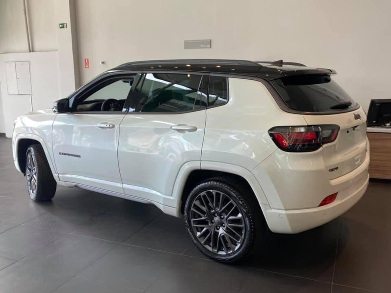 jeep compass 1.3 t270 turbo flex s at6 wmimagem1117057968 Se você está em busca de um SUV com uma ampla variedade de recursos, o Compass é uma opção altamente atraente. Até mesmo as versões de entrada vêm de fábrica muito bem equipadas. Além disso, há condições exclusivas para empresas, com descontos generosos