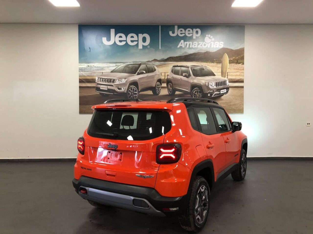 jeep renegade 1.3 t270 turbo flex trailhawk 4x4 at9 wmimagem16225331118 1 O SUV tem sido uma escolha popular para aqueles que buscam um veículo compacto com um toque de aventura e capacidade off-road. Além disso, o Jeep Renegade Sport está com um desconto atrativo para empresas e produtores rurais durante o mês de outubro