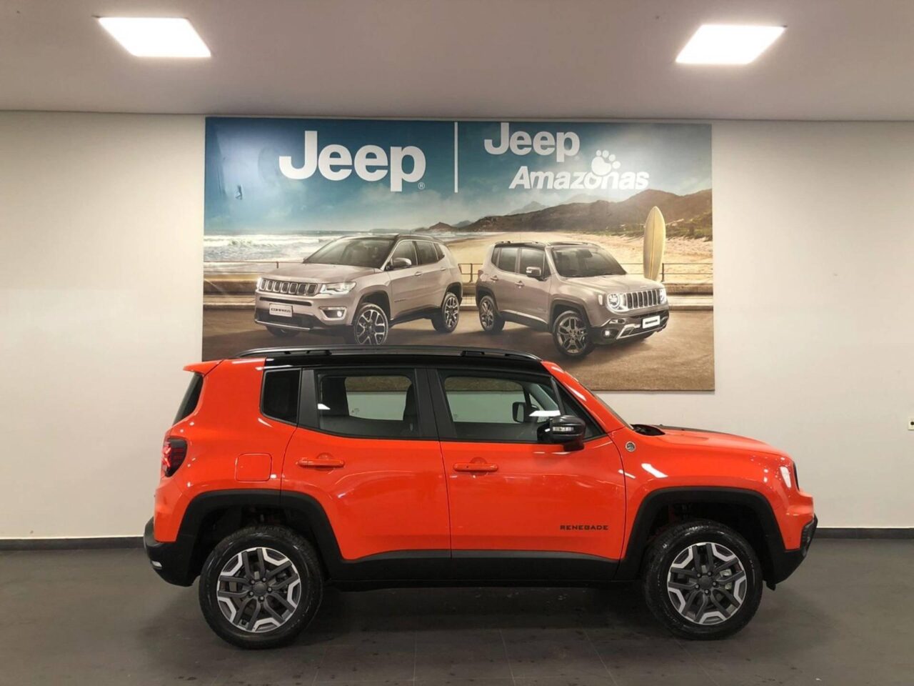 jeep renegade 1.3 t270 turbo flex trailhawk 4x4 at9 wmimagem16225538015 O SUV tem sido uma escolha popular para aqueles que buscam um veículo compacto com um toque de aventura e capacidade off-road. Além disso, o Jeep Renegade Sport está com um desconto atrativo para empresas e produtores rurais durante o mês de outubro