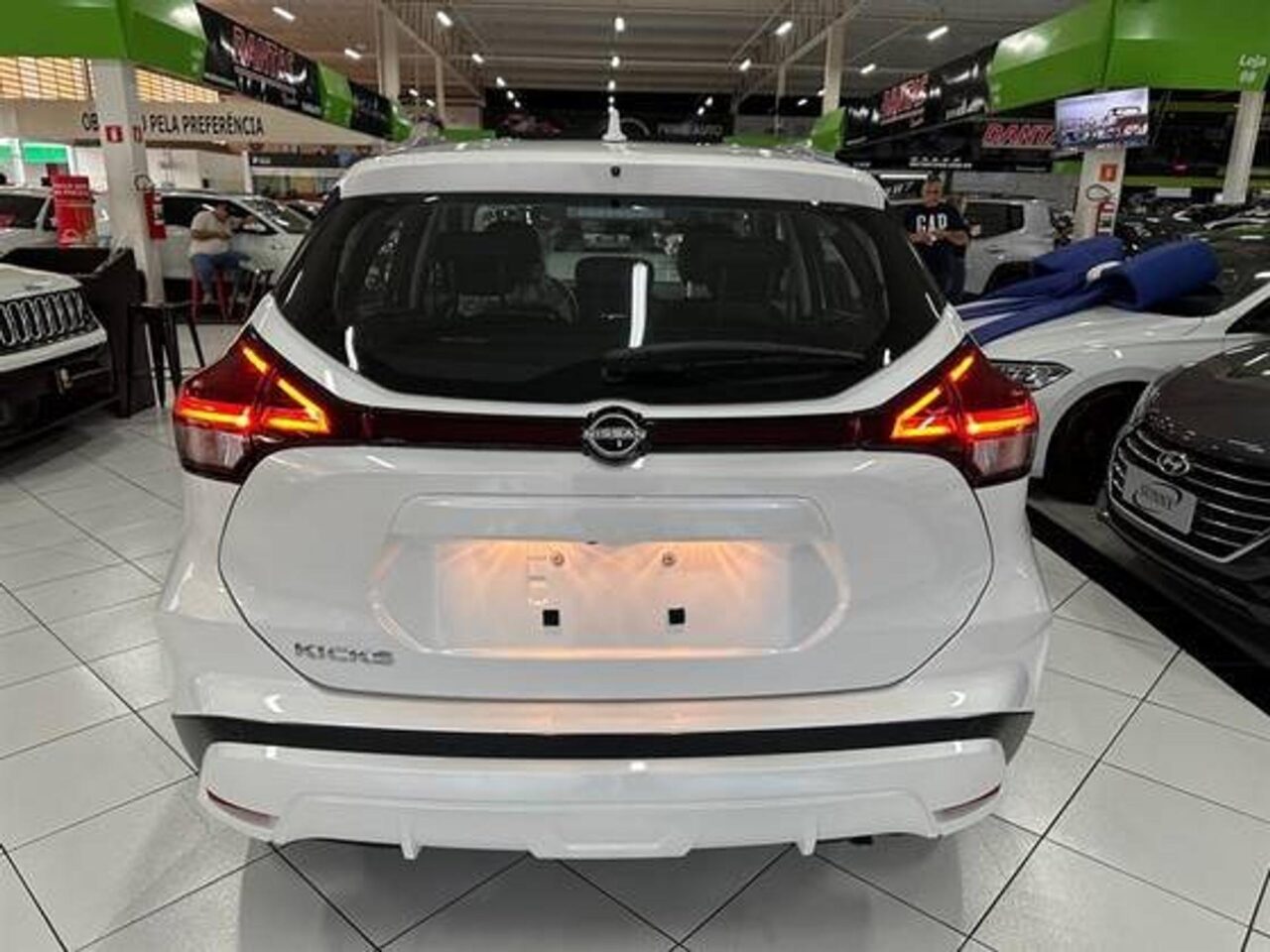 nissan kicks 1.6 16v flexstart advance xtronic wmimagem18553099642 Na campanha do mês de outubro, o Nissan Kicks, na versão Advance, está sendo oferecido para pessoas com deficiência (PcD) com um desconto atrativo. O SUV conta com um motor 1.6 16V Flex de quatro cilindros e ampla capacidade no porta-malas