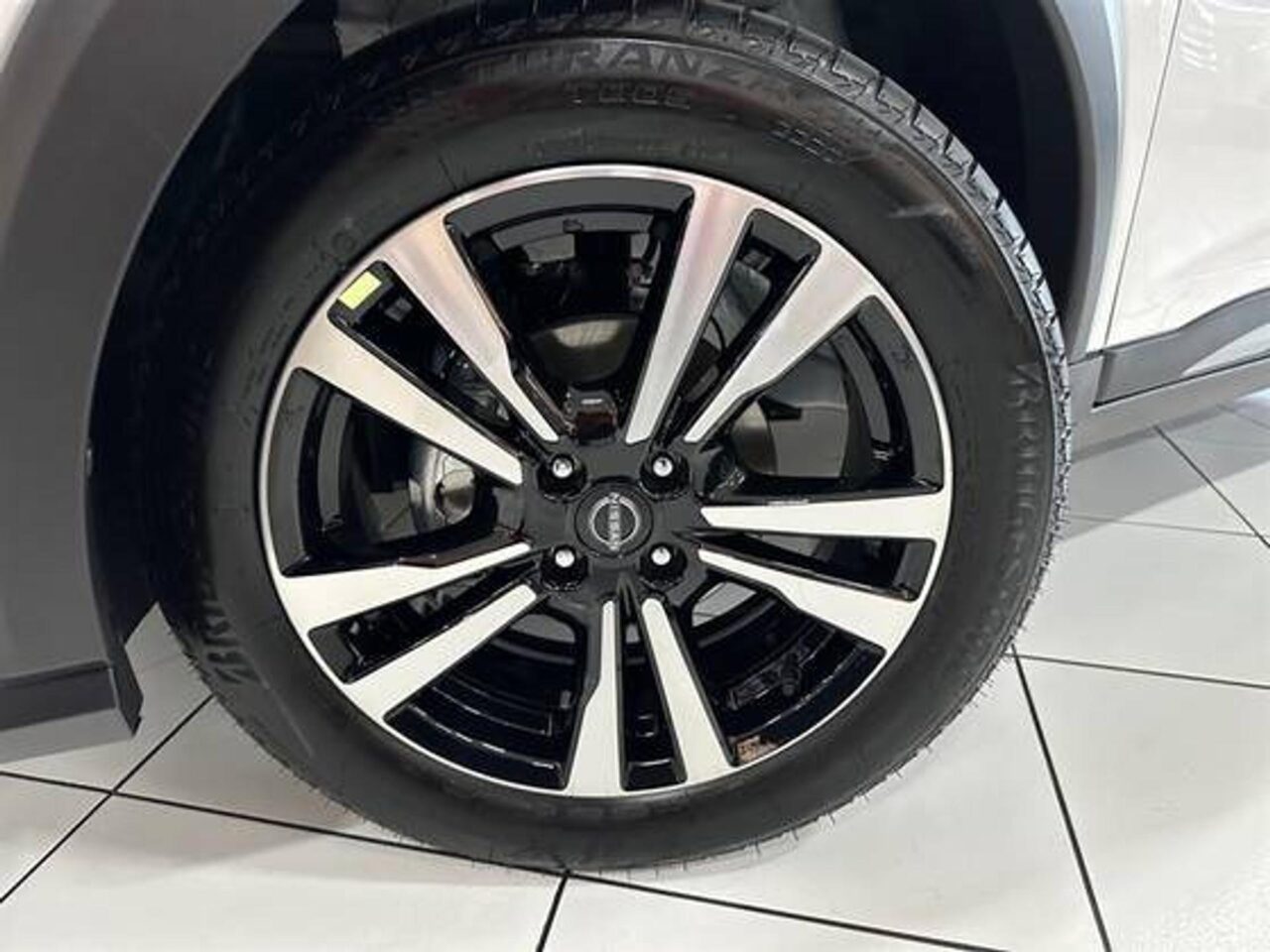 nissan kicks 1.6 16v flexstart advance xtronic wmimagem18553480910 Na campanha do mês de outubro, o Nissan Kicks, na versão Advance, está sendo oferecido para pessoas com deficiência (PcD) com um desconto atrativo. O SUV conta com um motor 1.6 16V Flex de quatro cilindros e ampla capacidade no porta-malas