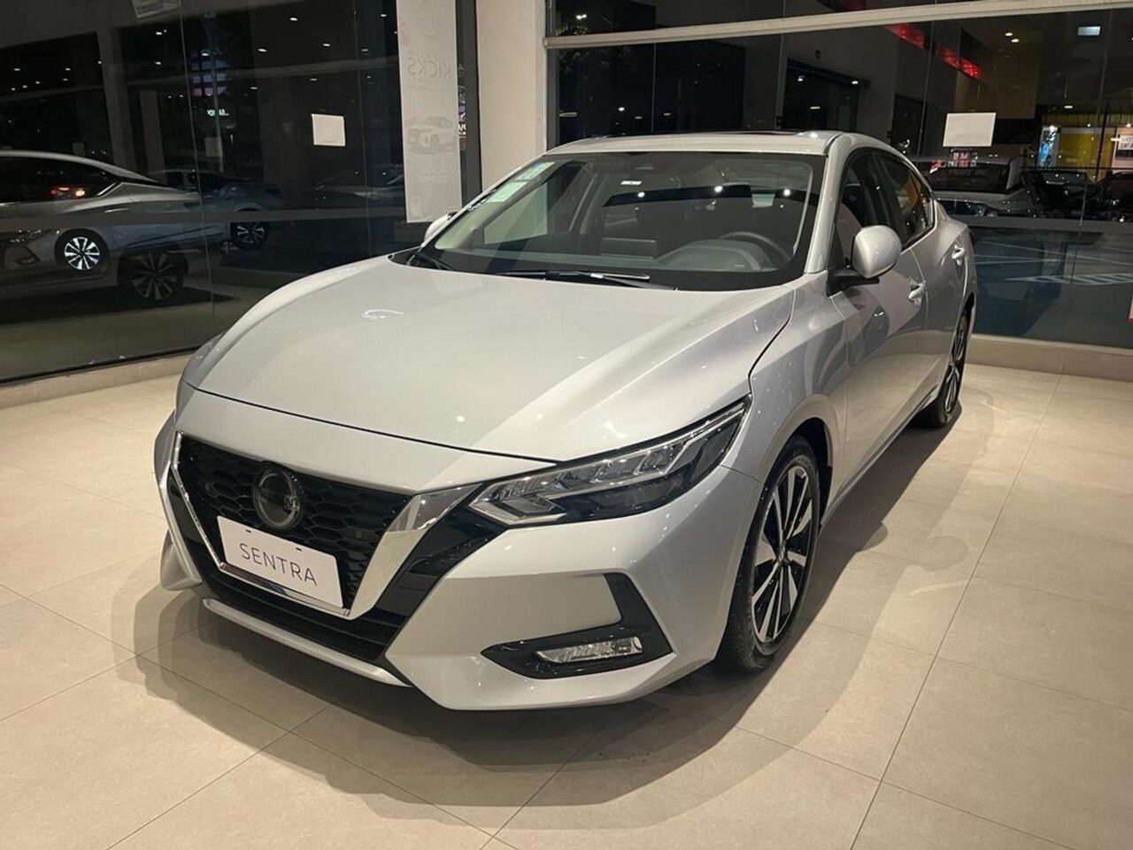 nissan sentra 2.0 16v gasolina exclusive xtronic wmimagem19321649413 O sedã oferece uma ampla gama de recursos tecnológicos, de segurança e de conforto para tornar a experiência de condução mais agradável, segura e prática. Além disso, o Nissan Sentra Advance apresenta um bom custo-benefício e amplo espaço interno