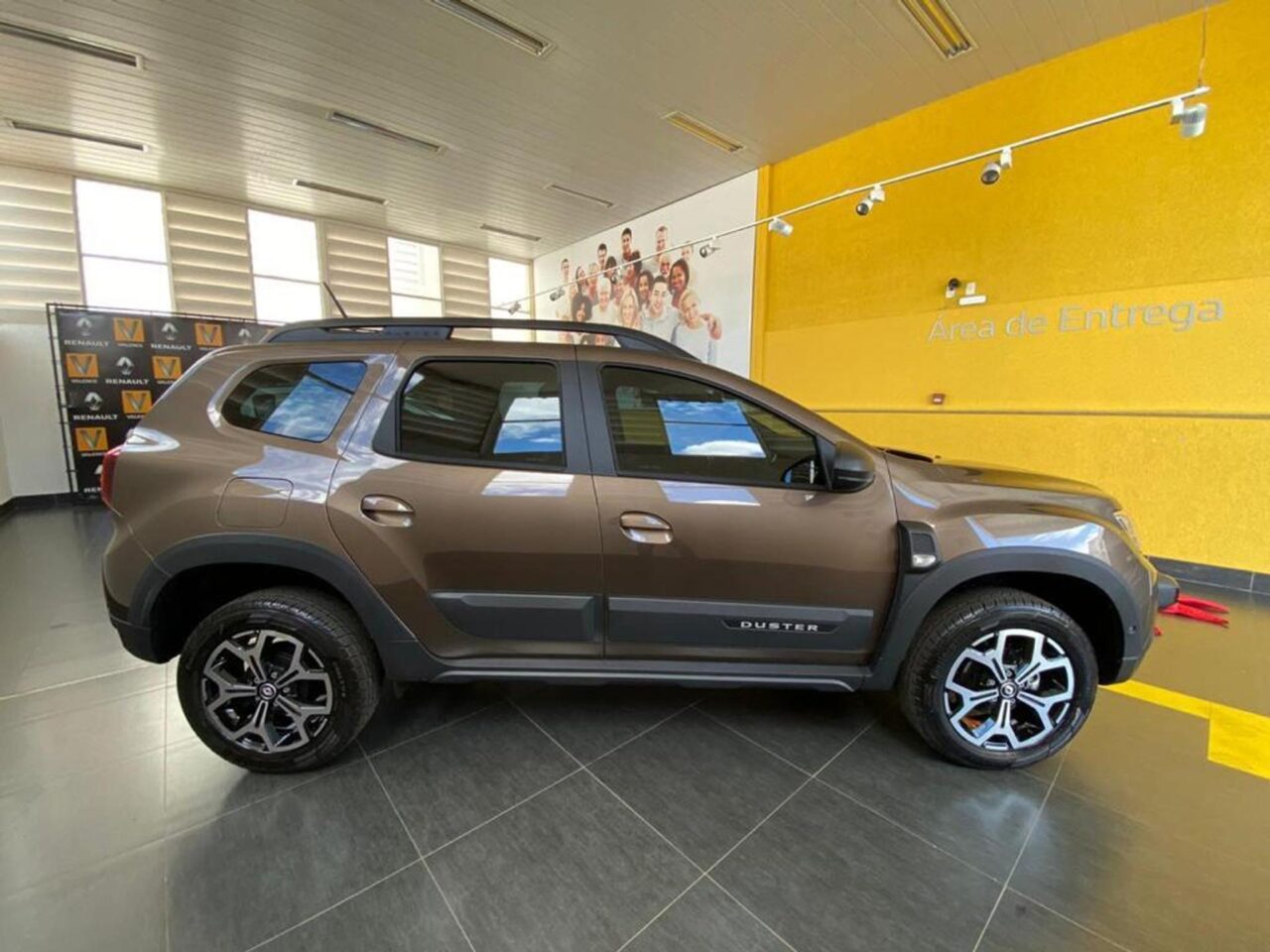 renault duster 1.3 tce flex iconic xtronic wmimagem10482740616 O SUV oferece duas opções de acabamento disponíveis para pessoas com deficiência (PcD). Com motorização 1.6 de quatro cilindros, boa altura em relação ao solo, amplo espaço interno e de porta-malas, o Renault Duster é uma boa alternativa para a categoria