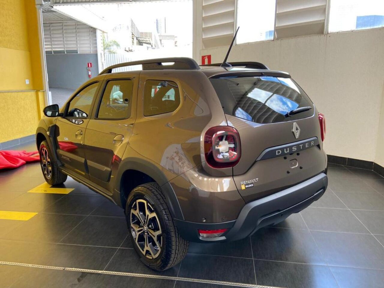 renault duster 1.3 tce flex iconic xtronic wmimagem10510635672 O SUV oferece duas opções de acabamento disponíveis para pessoas com deficiência (PcD). Com motorização 1.6 de quatro cilindros, boa altura em relação ao solo, amplo espaço interno e de porta-malas, o Renault Duster é uma boa alternativa para a categoria