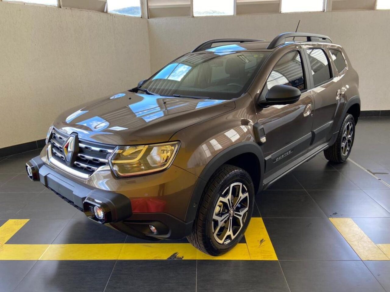 renault duster 1.3 tce flex iconic xtronic wmimagem10511856259 O SUV oferece duas opções de acabamento disponíveis para pessoas com deficiência (PcD). Com motorização 1.6 de quatro cilindros, boa altura em relação ao solo, amplo espaço interno e de porta-malas, o Renault Duster é uma boa alternativa para a categoria