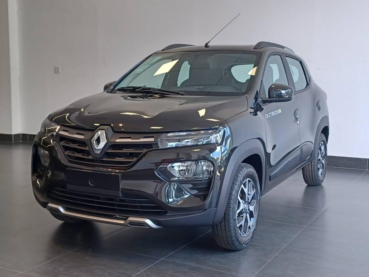 renault kwid 1.0 12v sce flex outsider manual wmimagem12072483636 Listamos algumas categorias para que o leitor possa identificar as principais diferenças em tamanho, consumo de combustível, motorização e desempenho entre o Fiat Mobi Trekking e o Renault Kwid Outsider