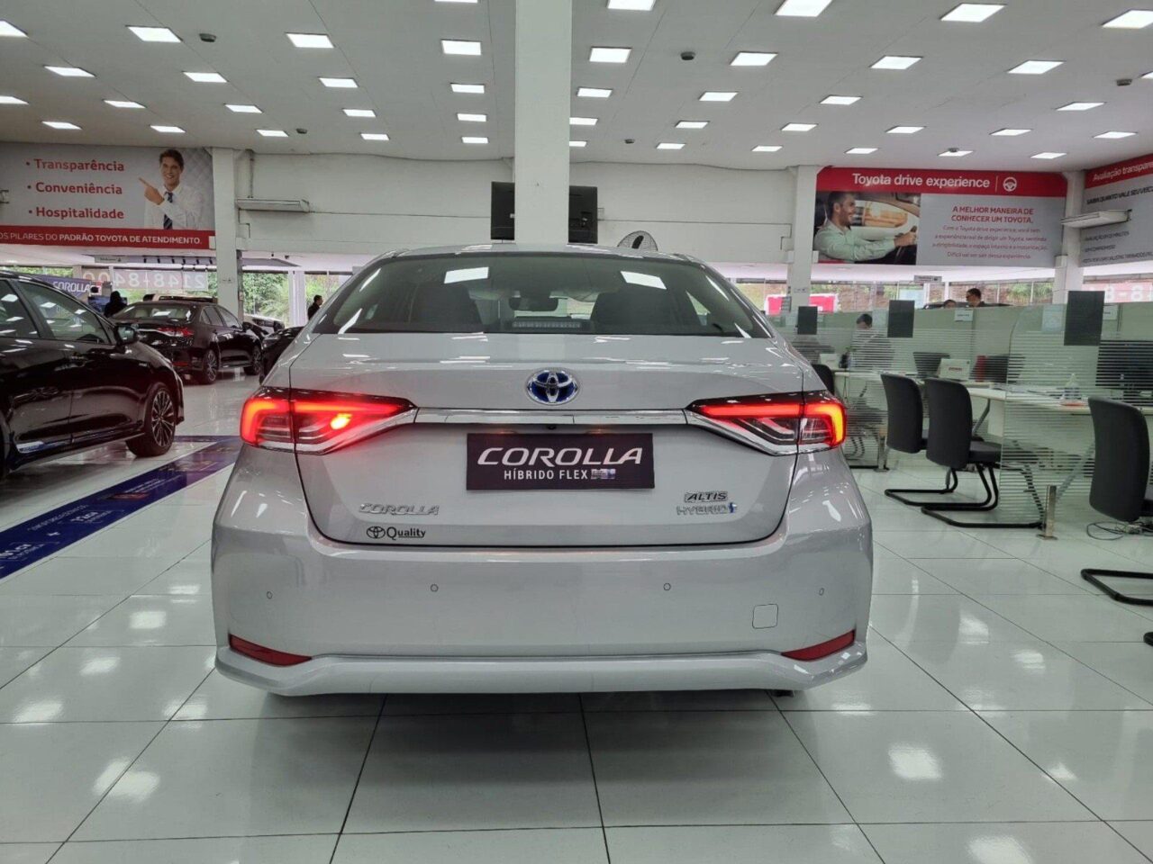 toyota corolla 1.8 vvti hybrid flex altis cvt wmimagem09523254718 1 Com motor 2.0 Dynamic Force Dual e recalibragem atualizada, o Toyota Corolla na versão 2.0 Altis Premium CVT oferece uma ampla lista de equipamentos, amplo espaço interno e um generoso desconto para PCDs