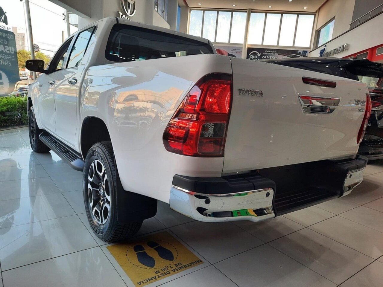 toyota hilux 2.8 d4d turbo diesel cd srv 4x4 automatico wmimagem07412986818 Empresas e produtores rurais estão com um desconto generoso para a aquisição da Toyota Hilux na versão Power Pack. Apesar de ser uma opção de entrada, ela tem a mesma motorização e capacidade de carga das demais versões