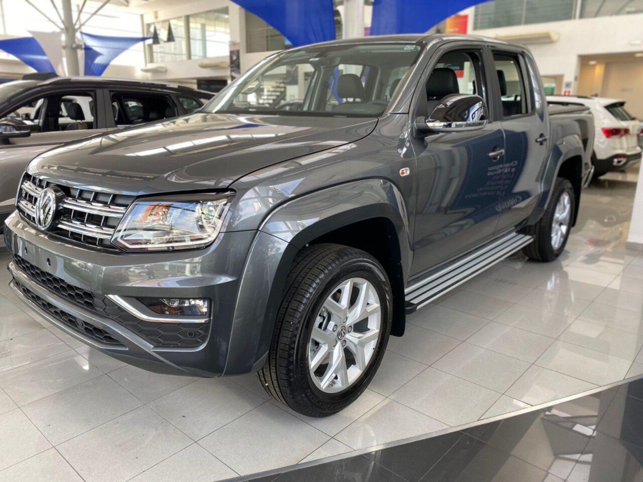 volkswagen amarok 3.0 v6 tdi diesel highline cd 4motion automatico wmimagem17255971010 A picape é reconhecida por sua excelente capacidade de carga e reboque, bem como por seu desempenho robusto tanto em estradas asfaltadas quanto em terrenos desafiadores. Adicionalmente, a Volkswagen Amarok Comfortline está com um desconto significativo de R$ 68.639 para empresas e produtores rurais