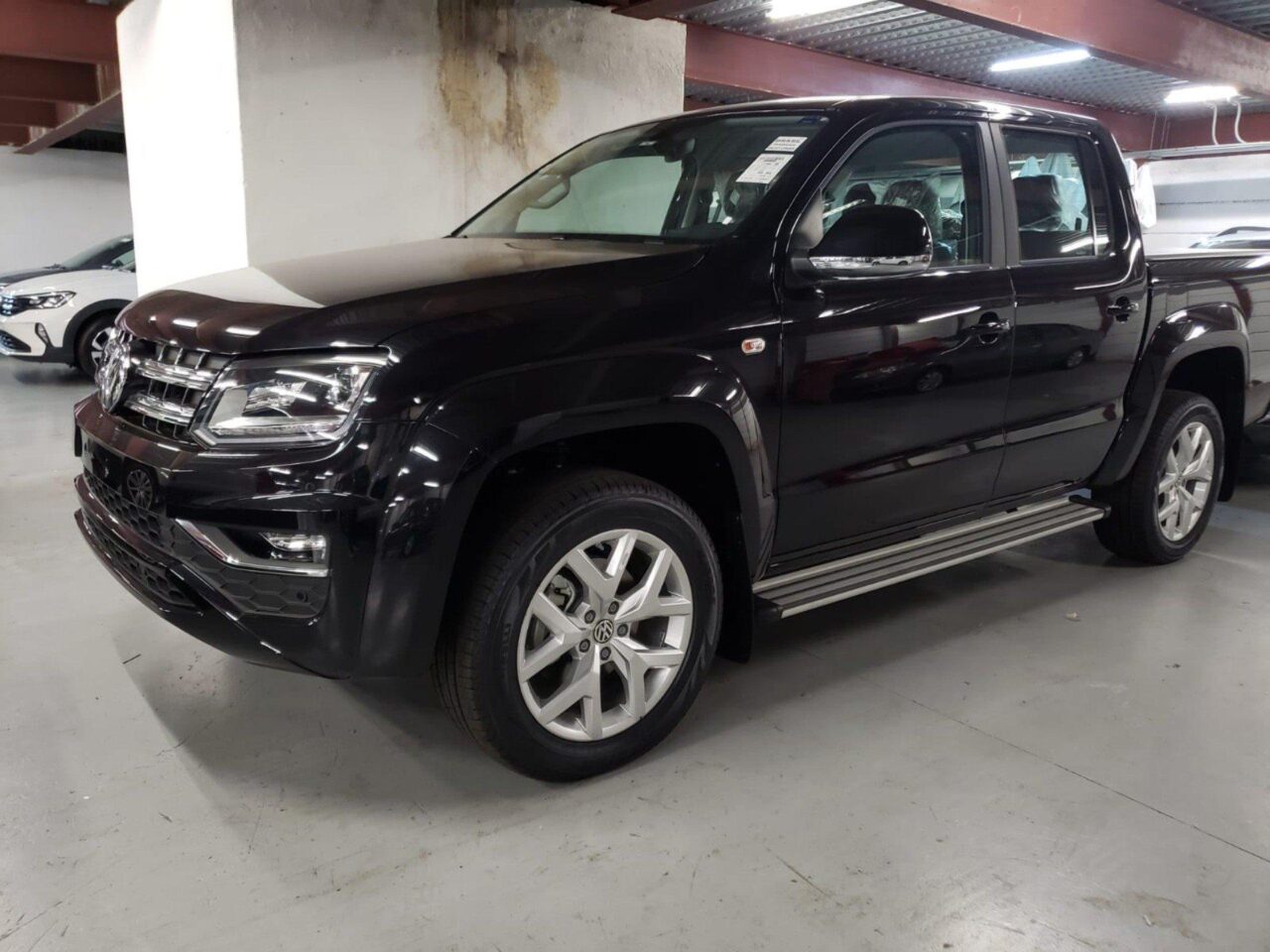 volkswagen amarok 3.0 v6 tdi diesel highline cd 4motion automatico wmimagem17273377326 A picape é reconhecida por sua excelente capacidade de carga e reboque, bem como por seu desempenho robusto tanto em estradas asfaltadas quanto em terrenos desafiadores. Adicionalmente, a Volkswagen Amarok Comfortline está com um desconto significativo de R$ 68.639 para empresas e produtores rurais