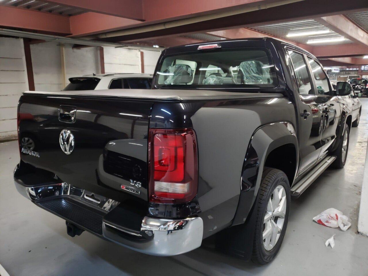 volkswagen amarok 3.0 v6 tdi diesel highline cd 4motion automatico wmimagem17273411554 A picape é reconhecida por sua excelente capacidade de carga e reboque, bem como por seu desempenho robusto tanto em estradas asfaltadas quanto em terrenos desafiadores. Adicionalmente, a Volkswagen Amarok Comfortline está com um desconto significativo de R$ 68.639 para empresas e produtores rurais