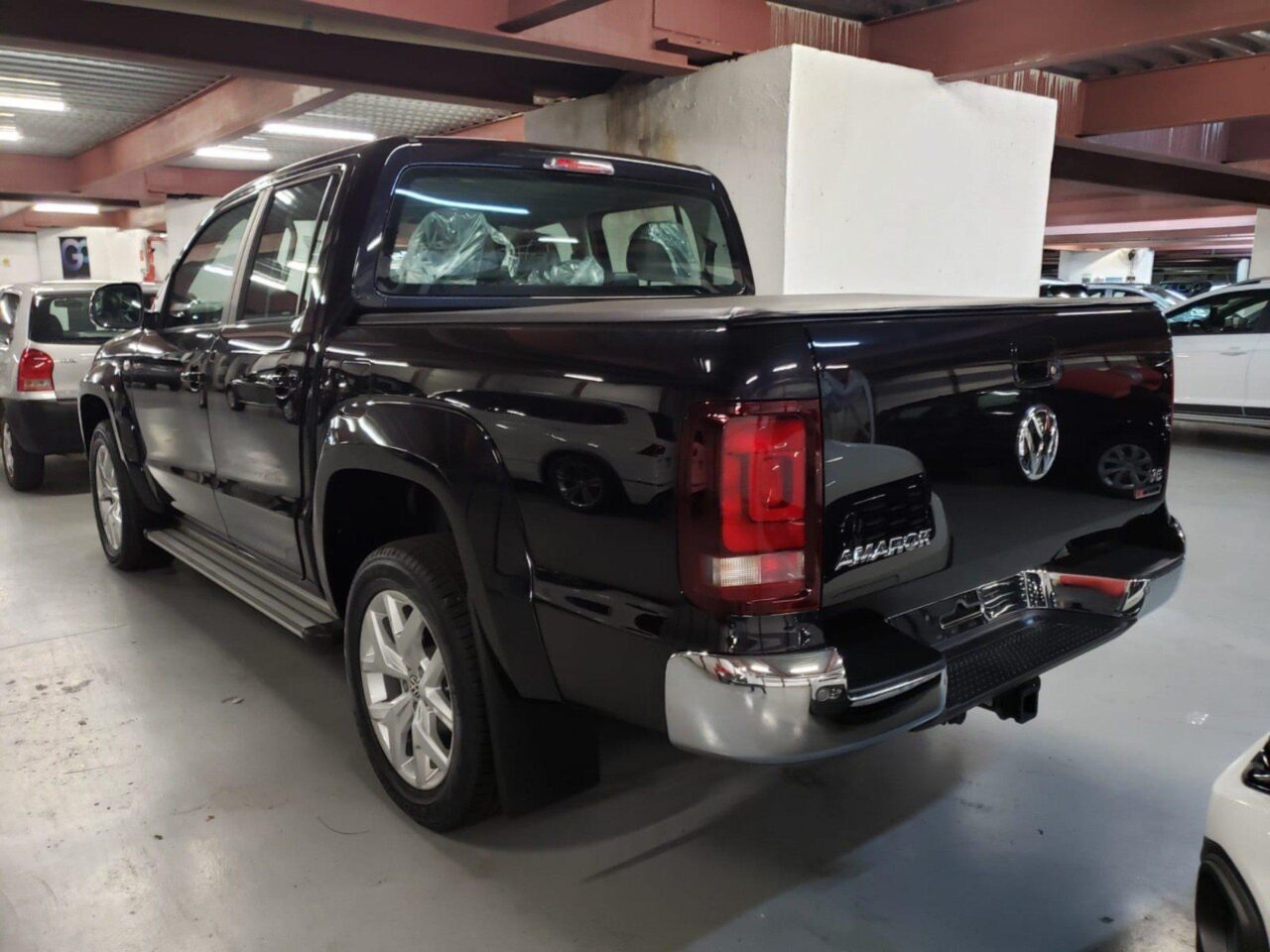 volkswagen amarok 3.0 v6 tdi diesel highline cd 4motion automatico wmimagem17273442761 A picape é reconhecida por sua excelente capacidade de carga e reboque, bem como por seu desempenho robusto tanto em estradas asfaltadas quanto em terrenos desafiadores. Adicionalmente, a Volkswagen Amarok Comfortline está com um desconto significativo de R$ 68.639 para empresas e produtores rurais