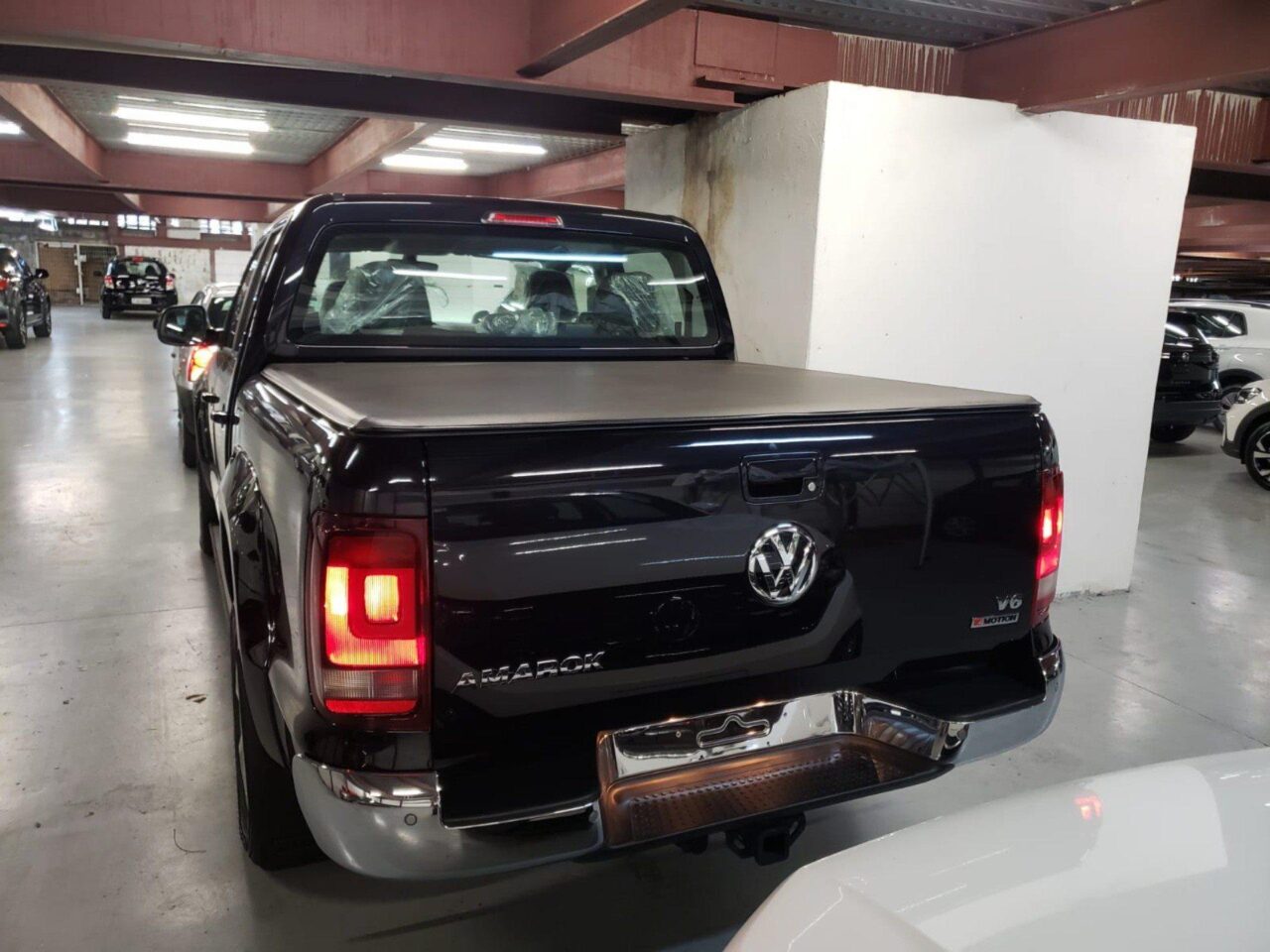 volkswagen amarok 3.0 v6 tdi diesel highline cd 4motion automatico wmimagem17273570720 A picape é reconhecida por sua excelente capacidade de carga e reboque, bem como por seu desempenho robusto tanto em estradas asfaltadas quanto em terrenos desafiadores. Adicionalmente, a Volkswagen Amarok Comfortline está com um desconto significativo de R$ 68.639 para empresas e produtores rurais