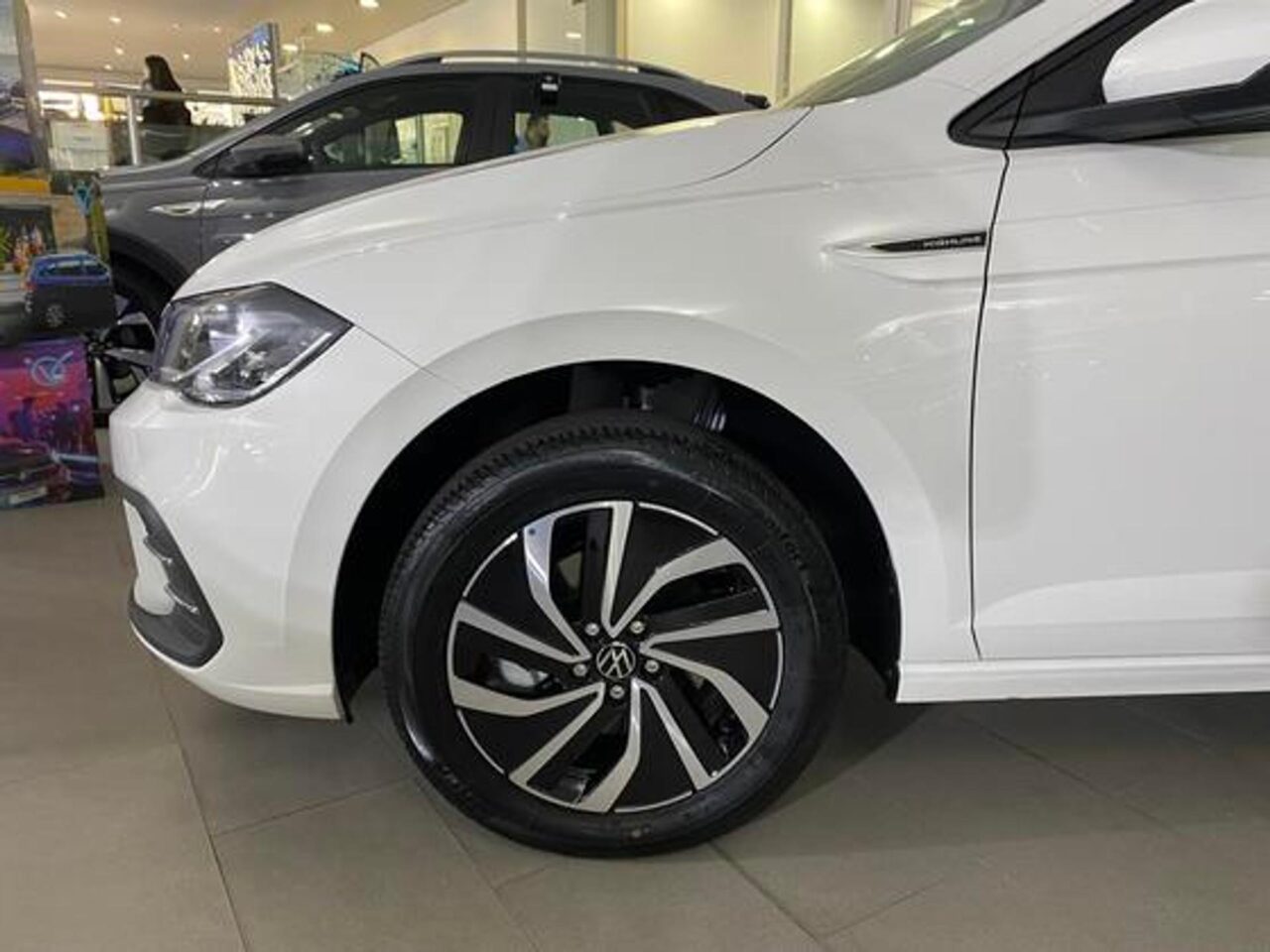 volkswagen polo 1.0 170 tsi highline automatico wmimagem16210293287 O hatch vem com uma série de equipamentos de alta tecnologia, projetados para oferecer aos usuários uma experiência excepcional ao dirigir. Além disso, o Volkswagen Polo Highline aumentou os descontos para pessoas com deficiência (PcD) durante o mês de outubro